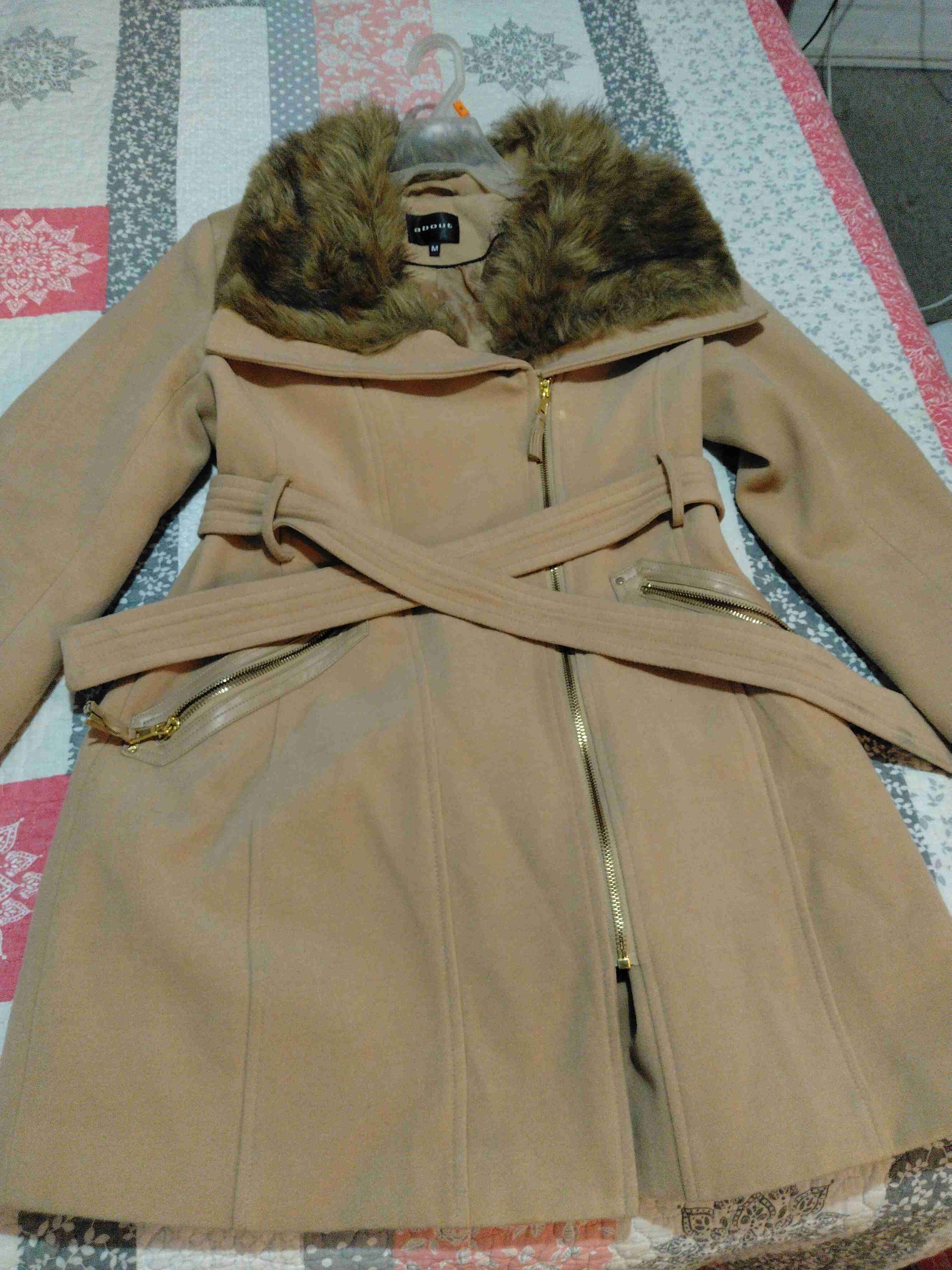 Abrigo beige con cuello de piel - 1