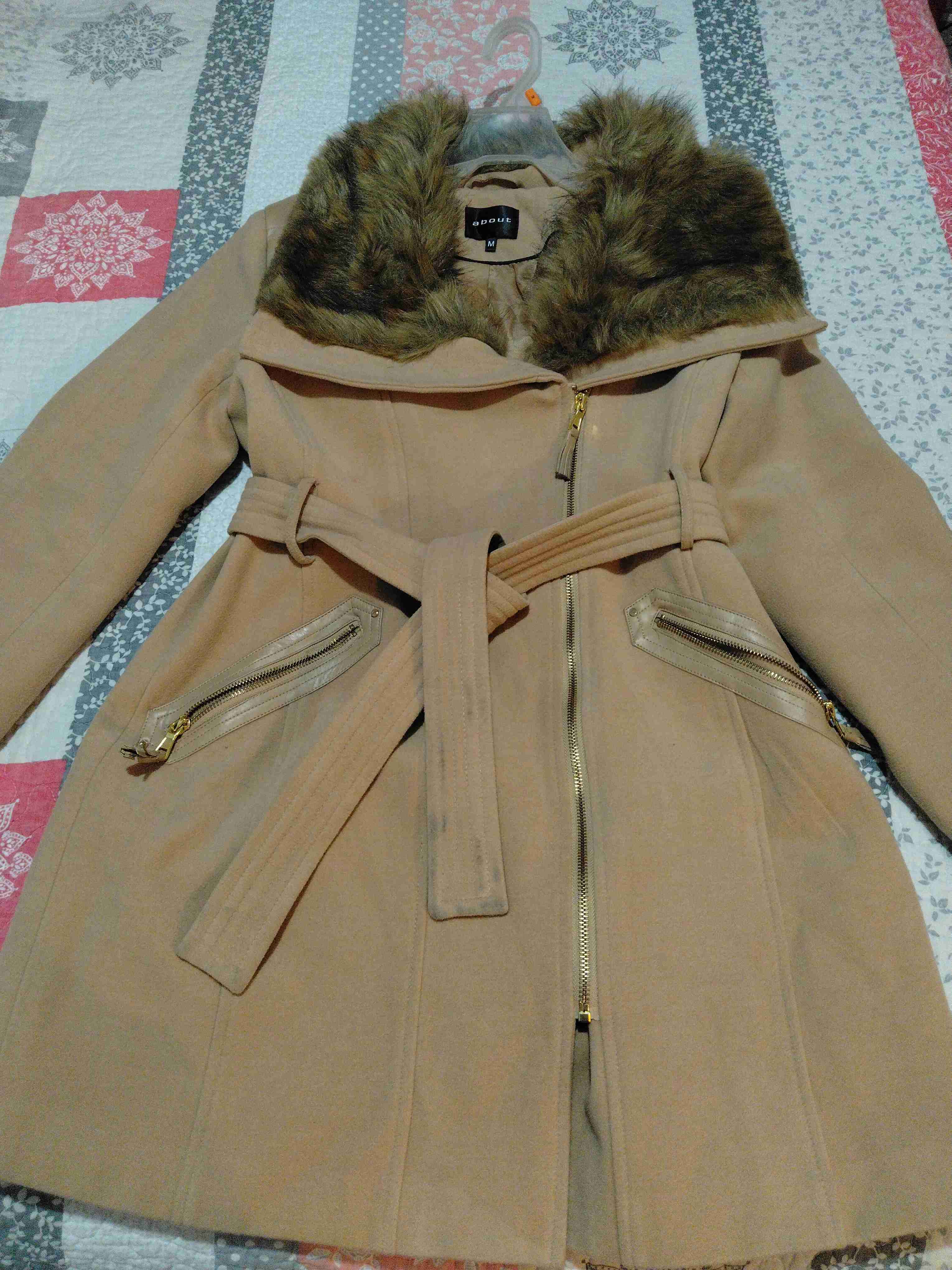 Abrigo beige con cuello de piel - 2