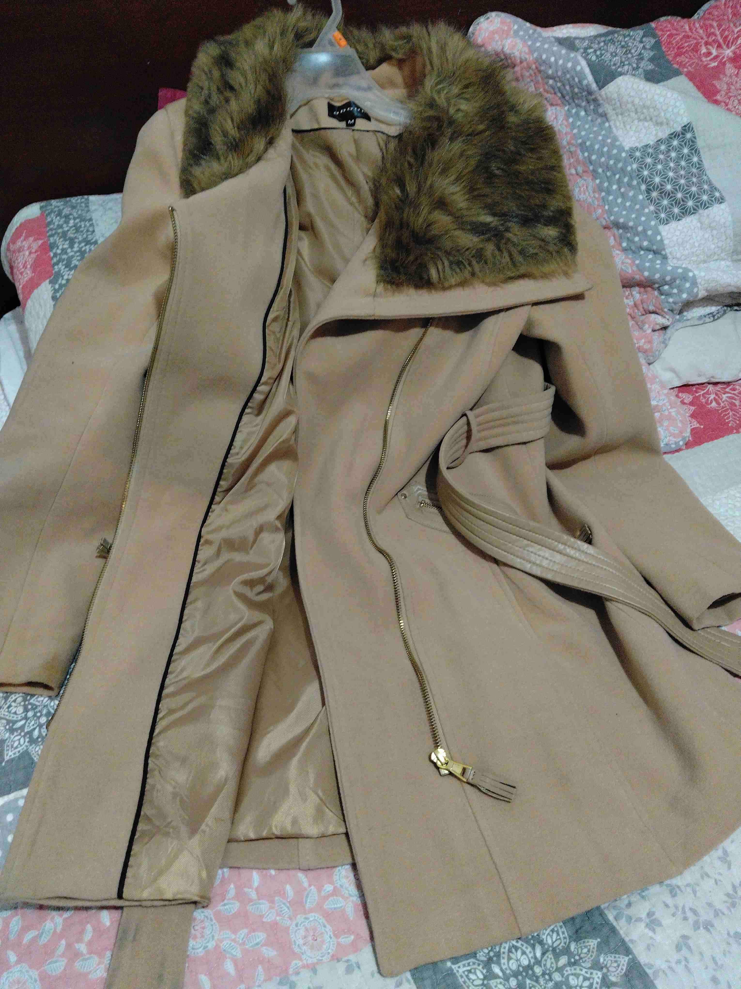 Abrigo beige con cuello de piel - 5