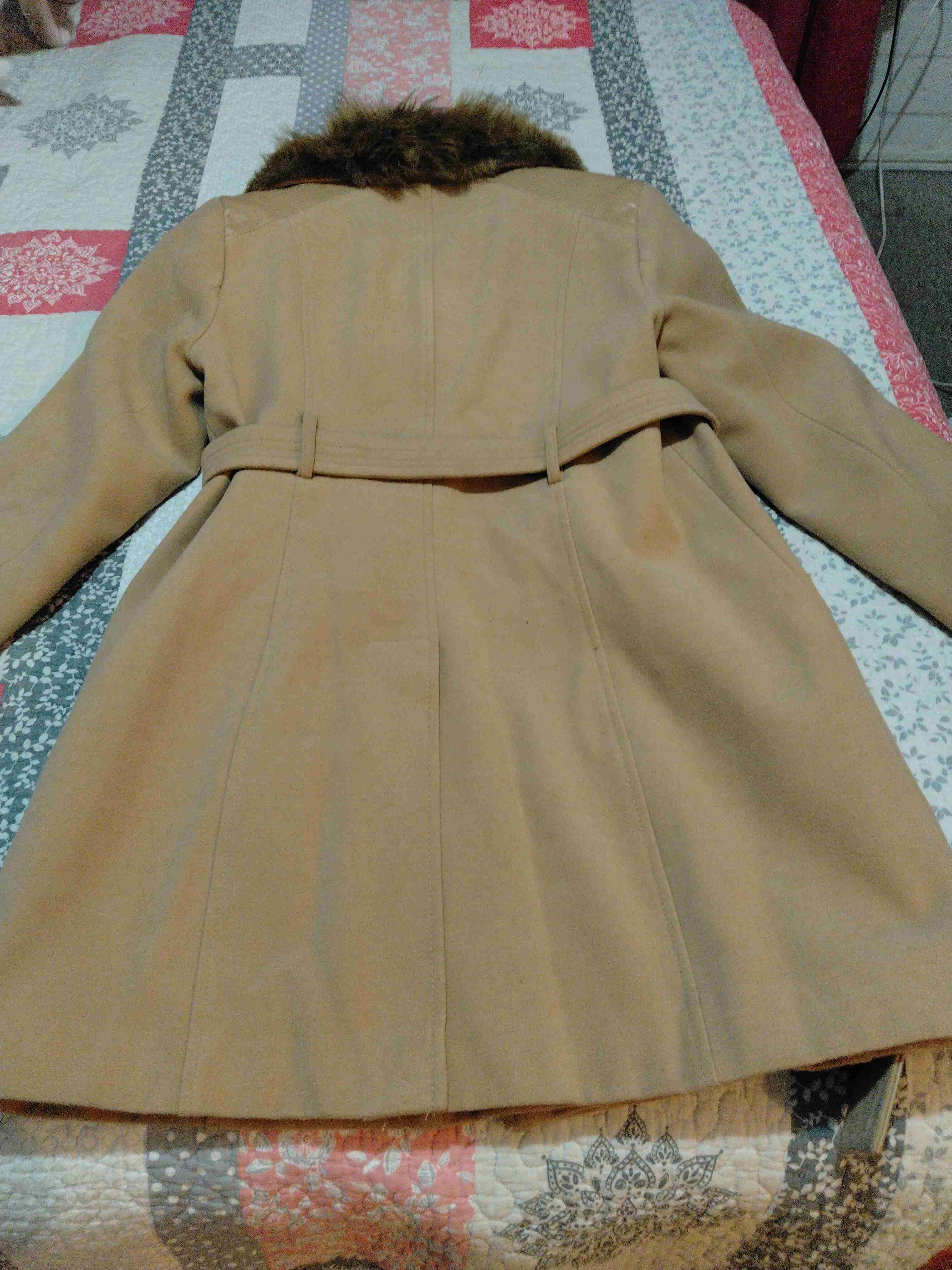 Abrigo beige con cuello de piel - 6