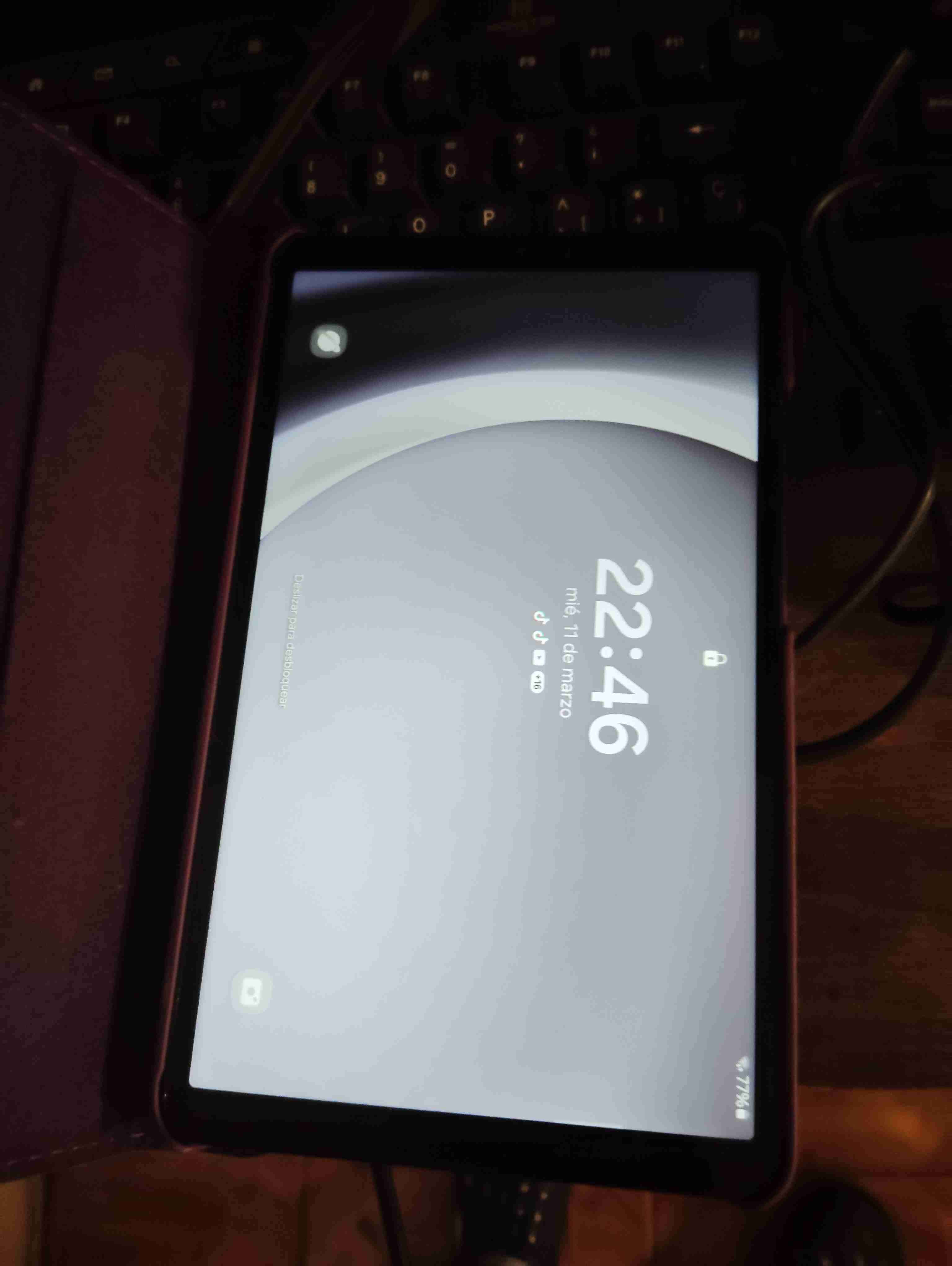 Tablet en funda morada - 1