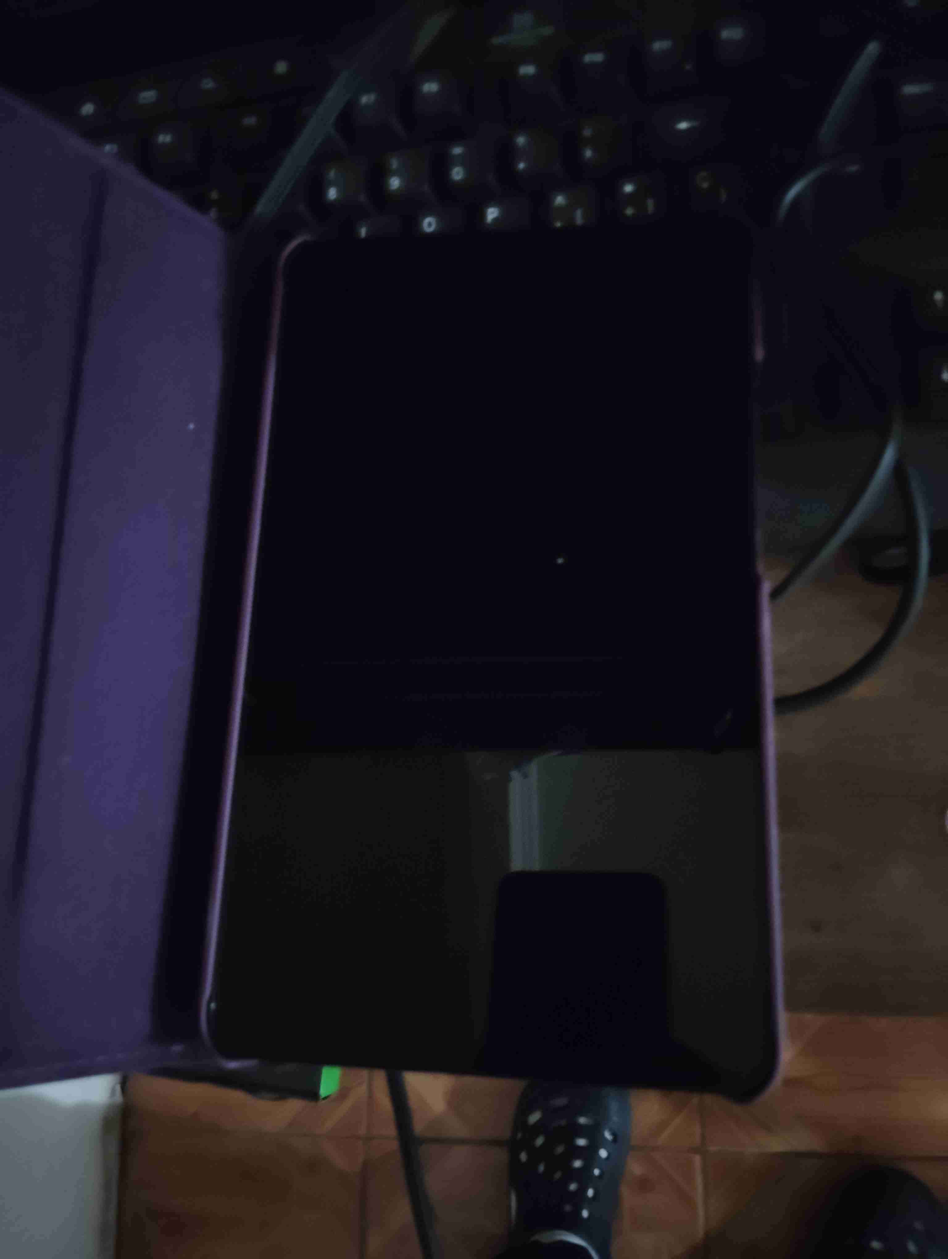 Tablet en funda morada - 2