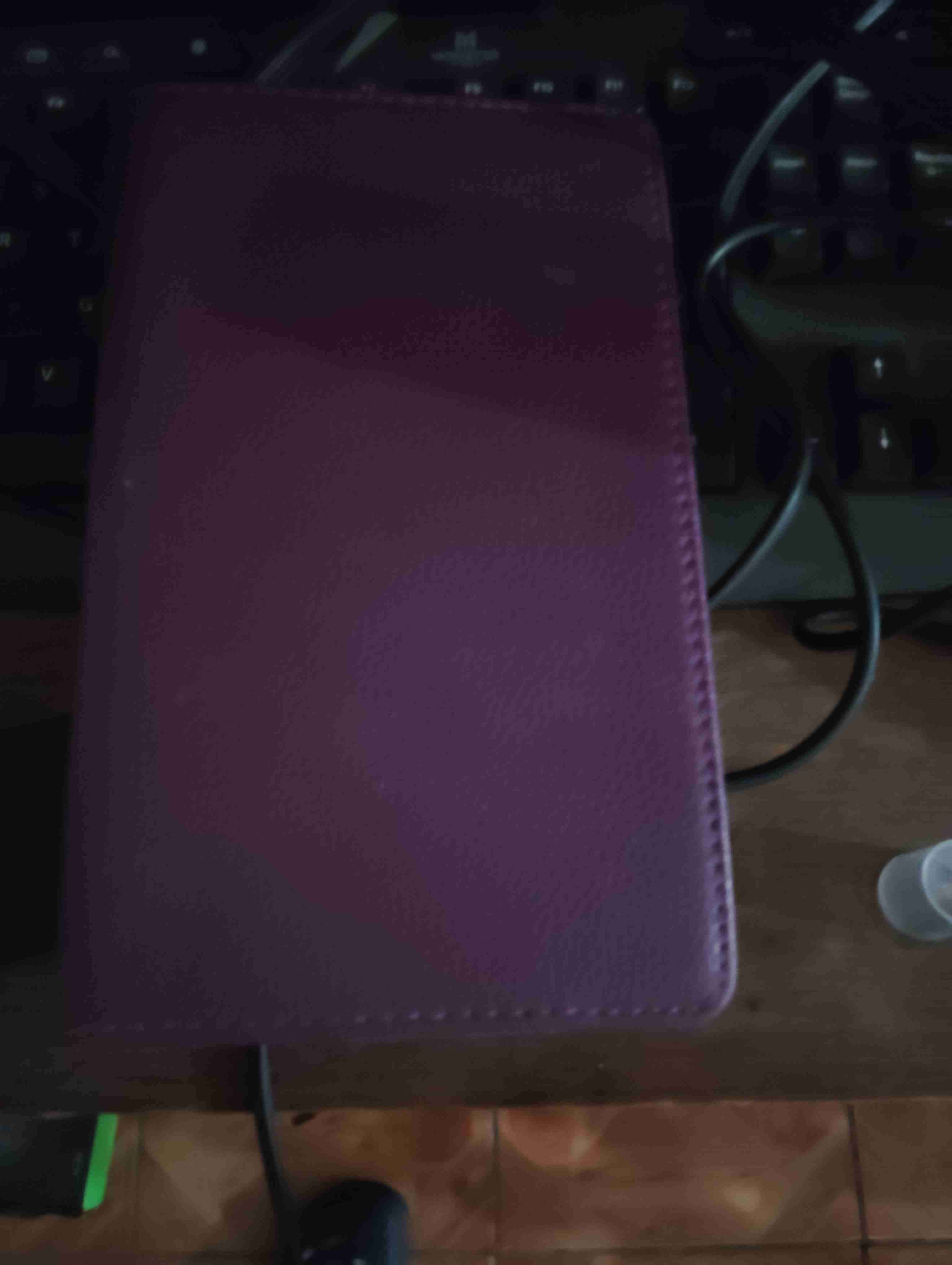 Tablet en funda morada - 3