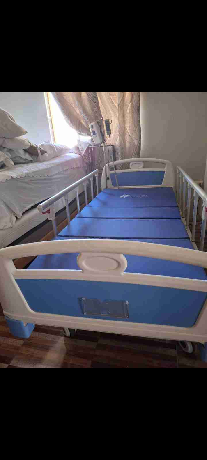 Cama clínica ajustable con barandas - 2