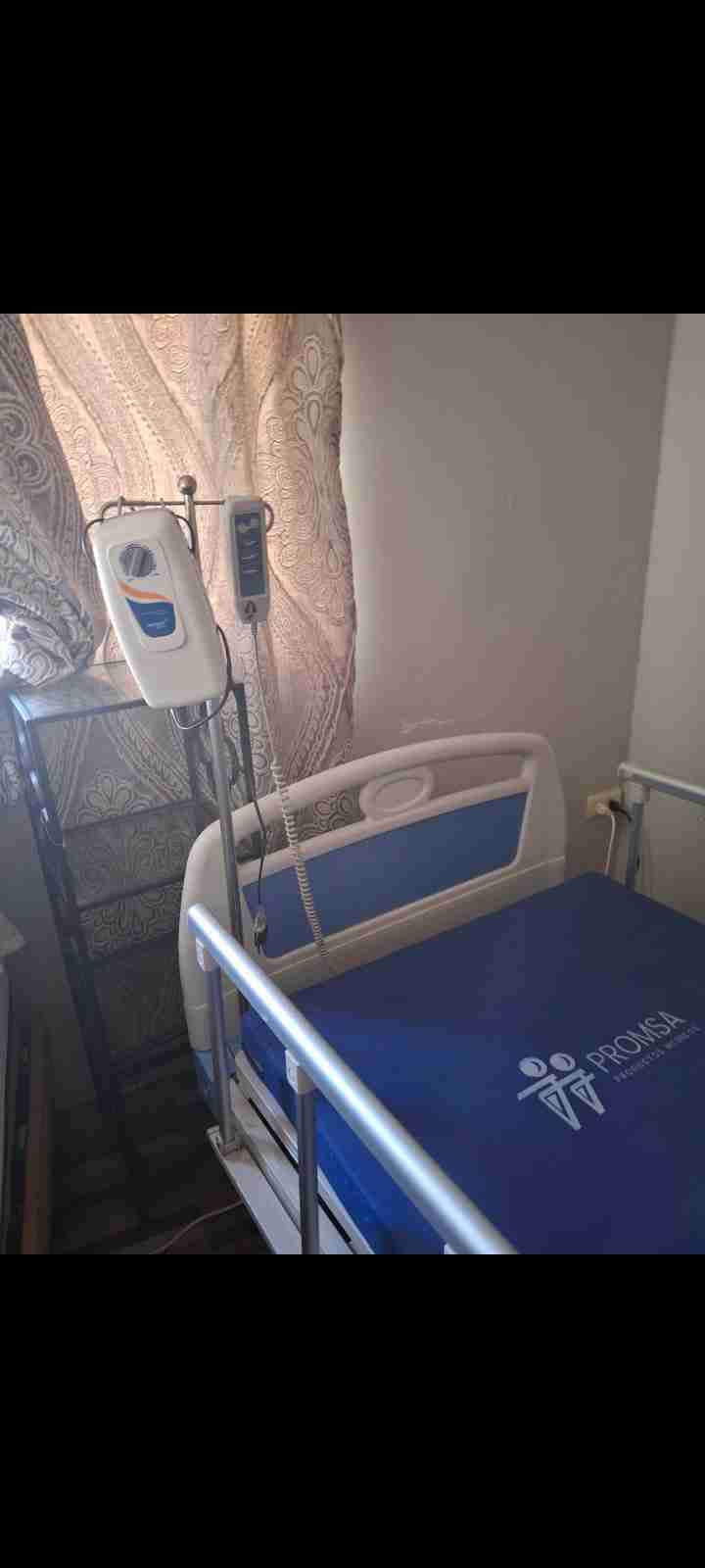 Cama clínica ajustable con barandas - 3