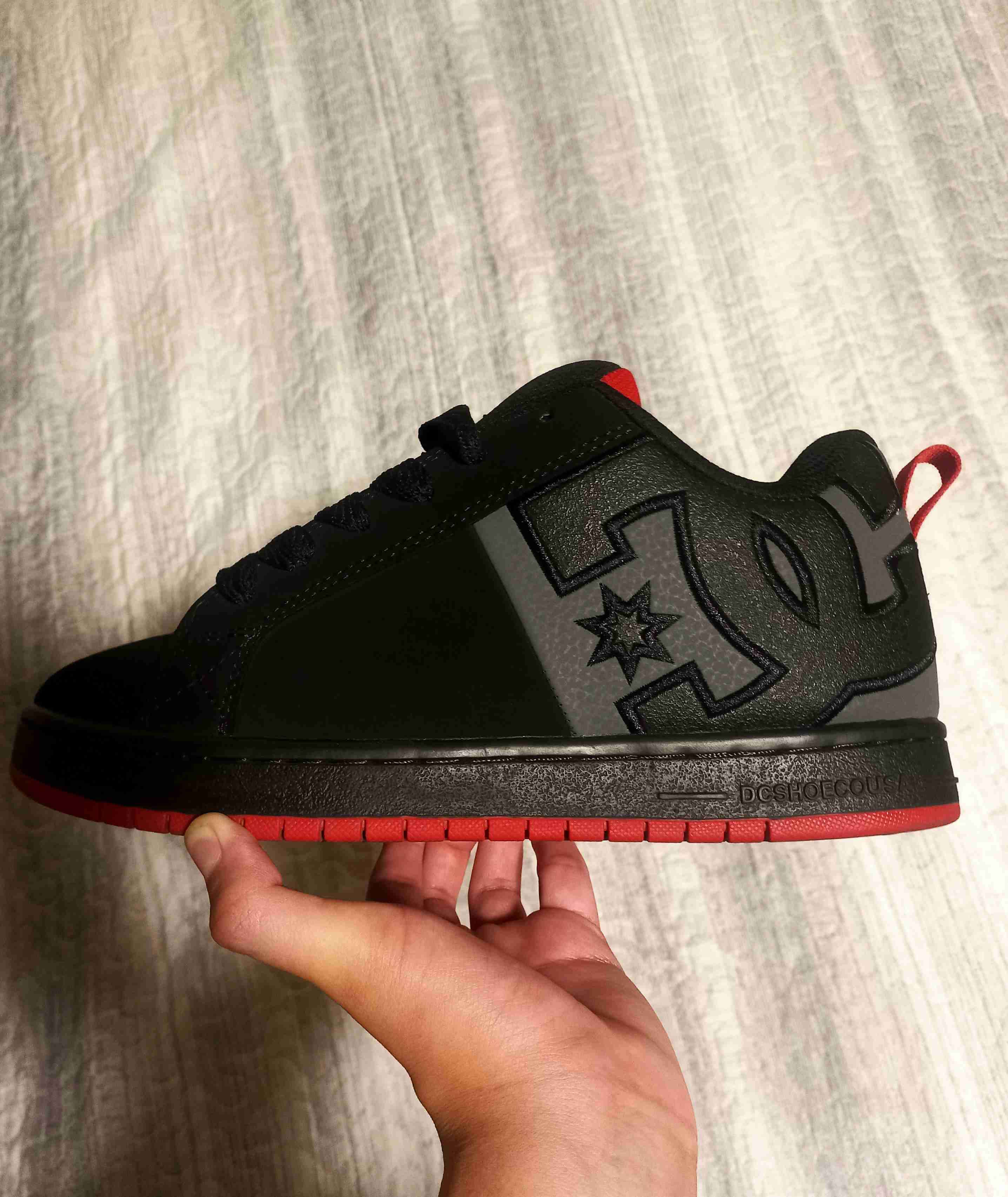 Zapatillas DC negras y rojas - 1