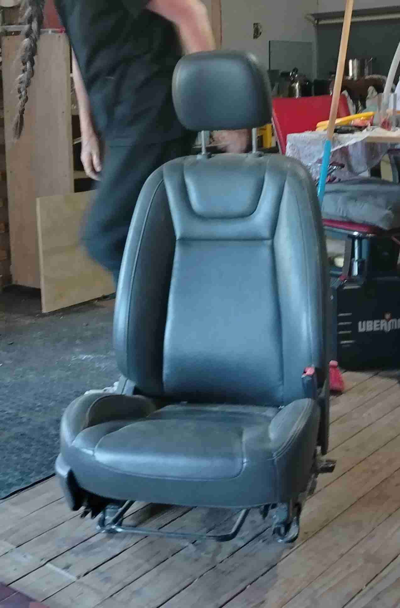 Asiento de auto de cuero negro - miniatura 1