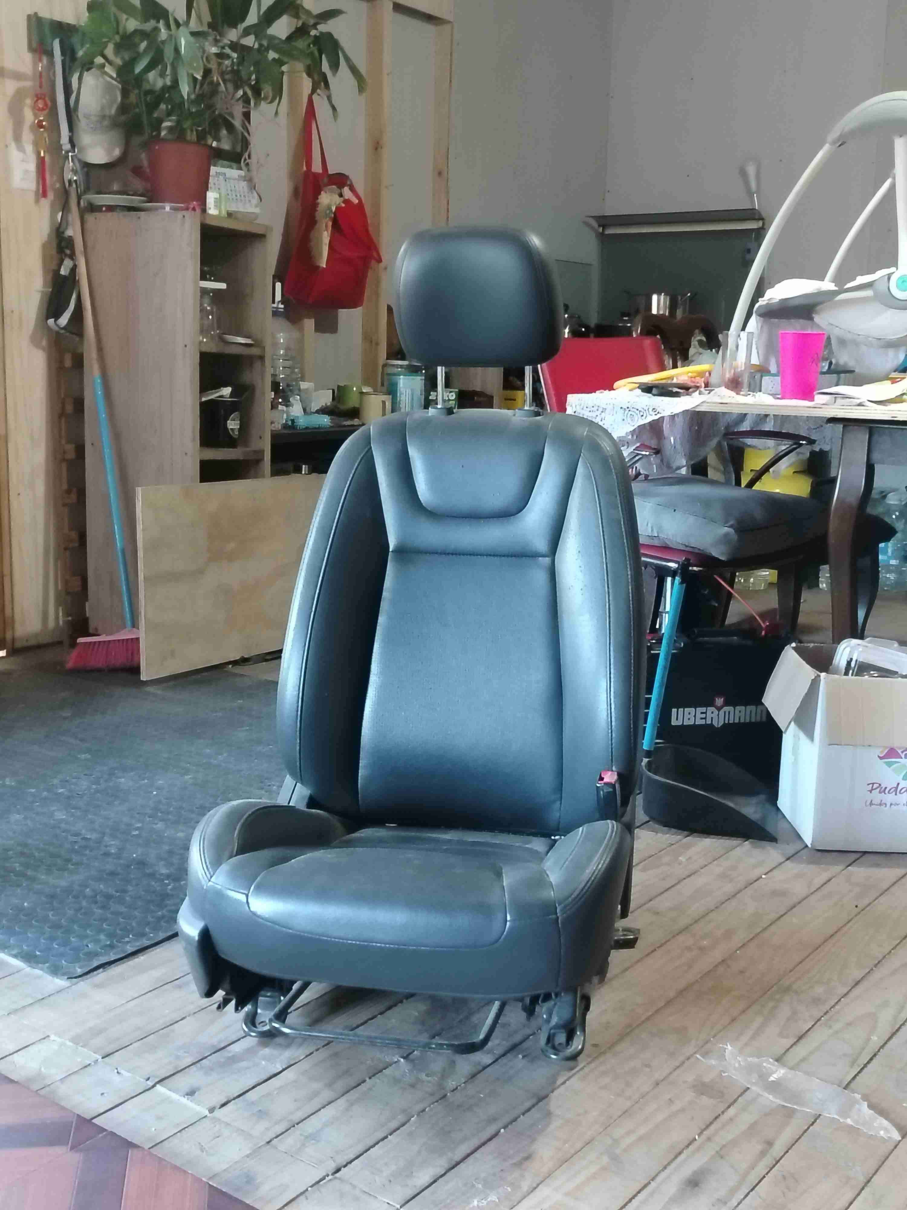 Asiento de auto de cuero negro - miniatura 2