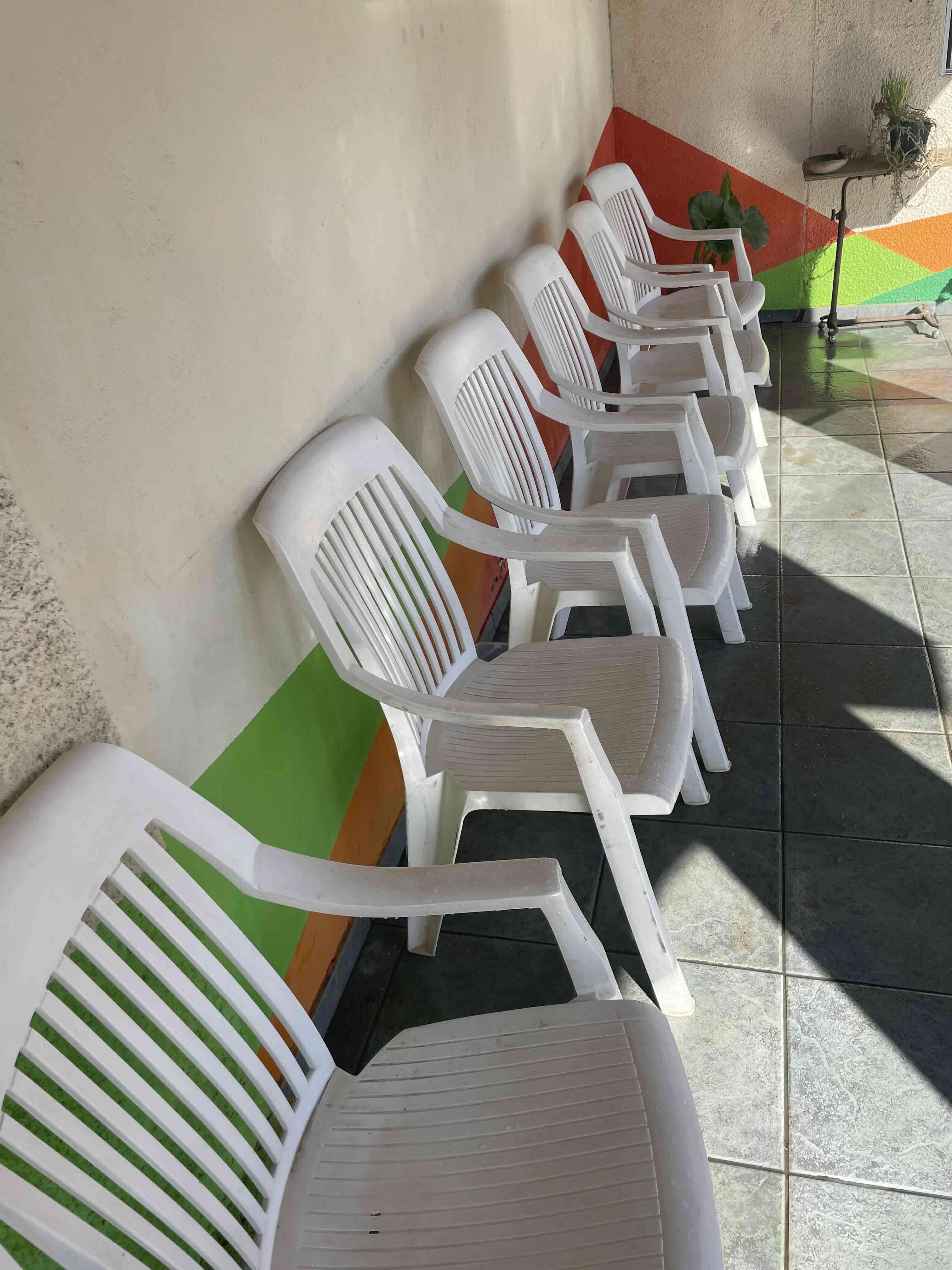 Sillas plásticas blancas para exterior - 1