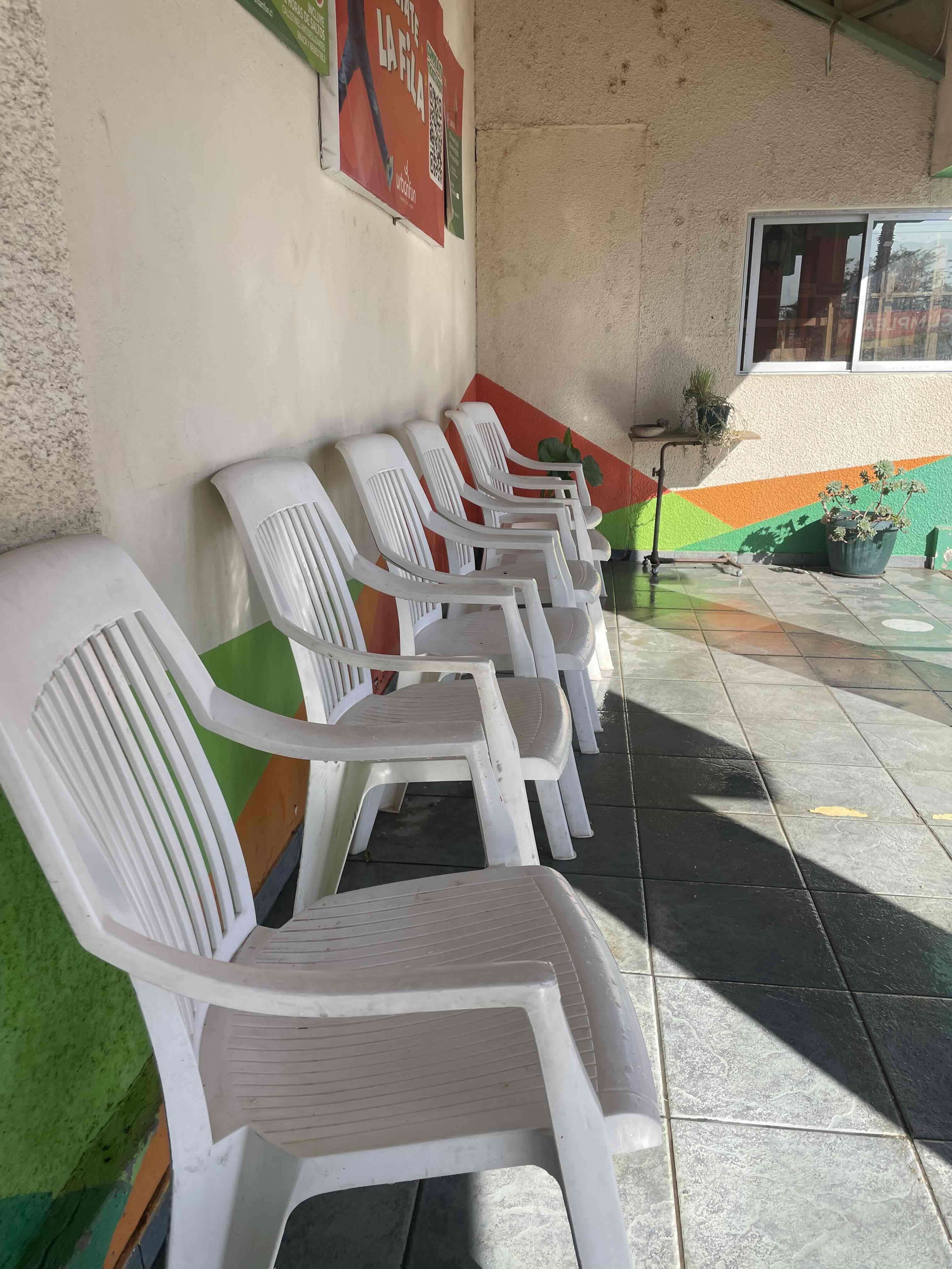 Sillas plásticas blancas para exterior - 2