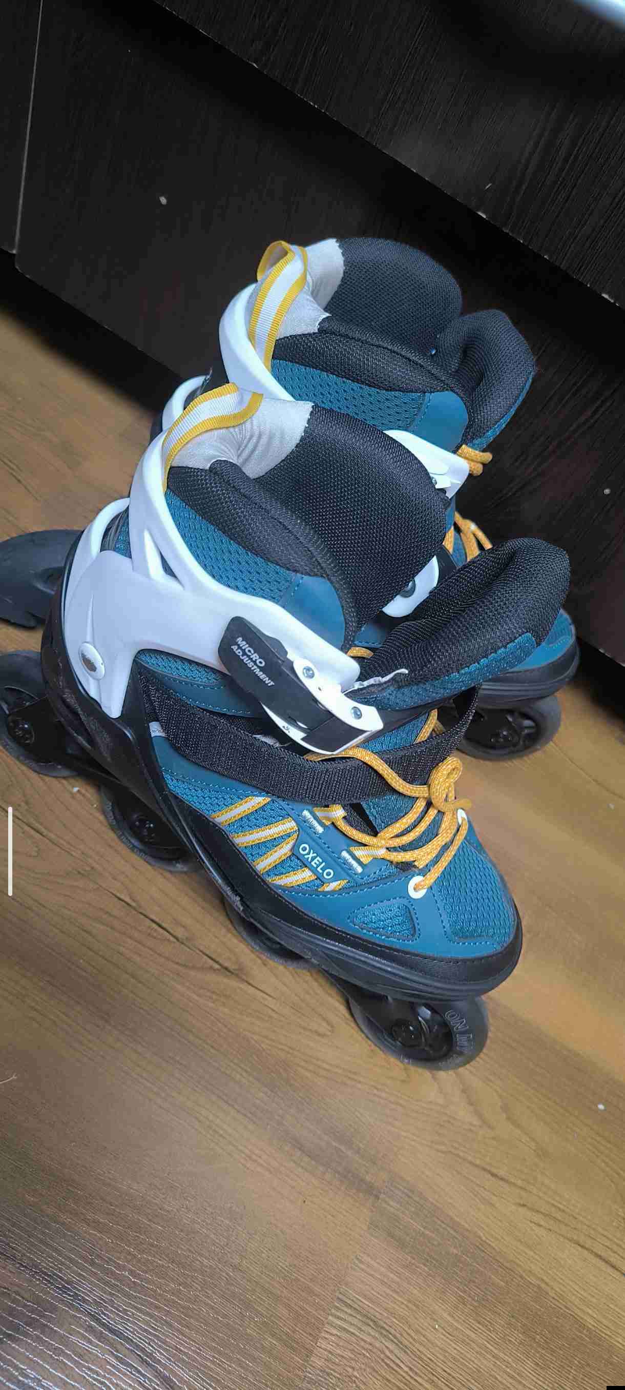 Patines en línea azul y blanco