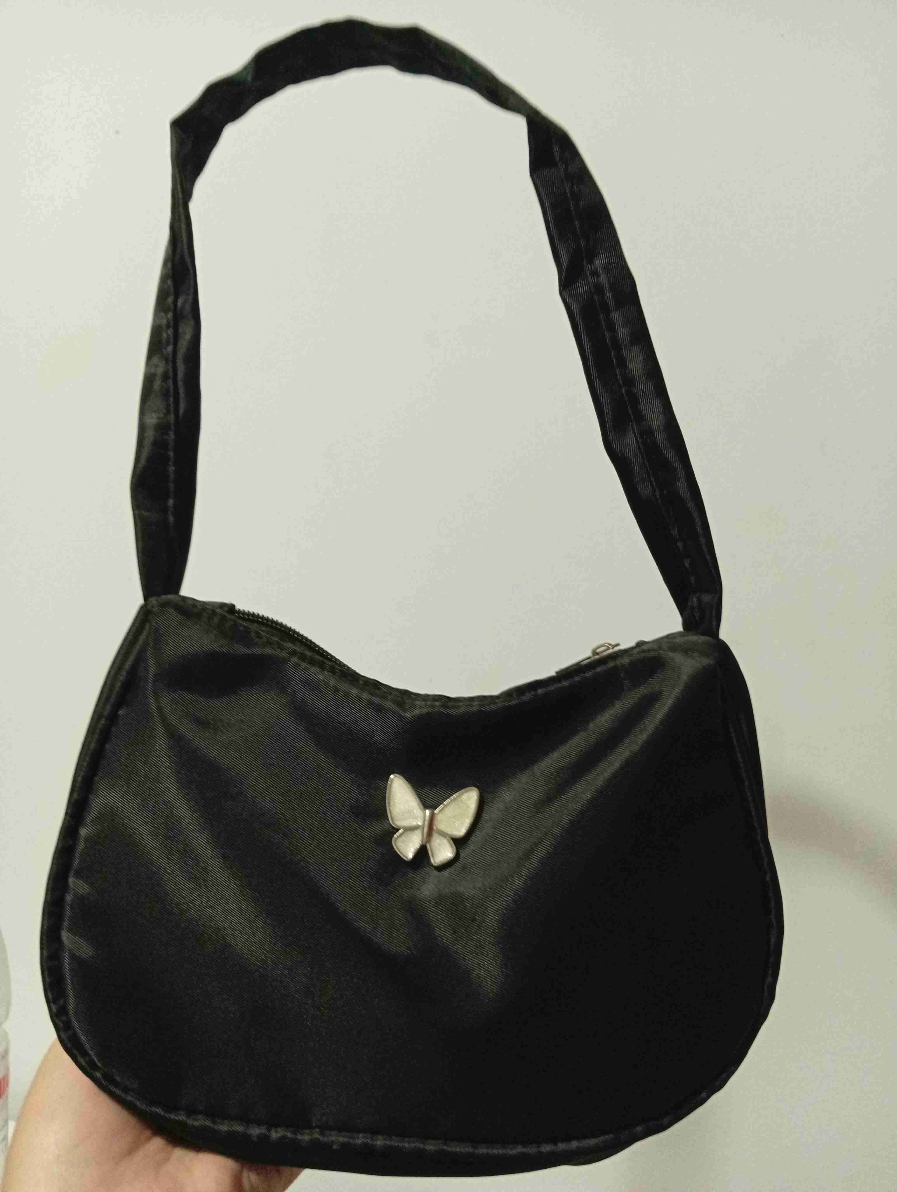 Cartera negra con detalle de mariposa - 1