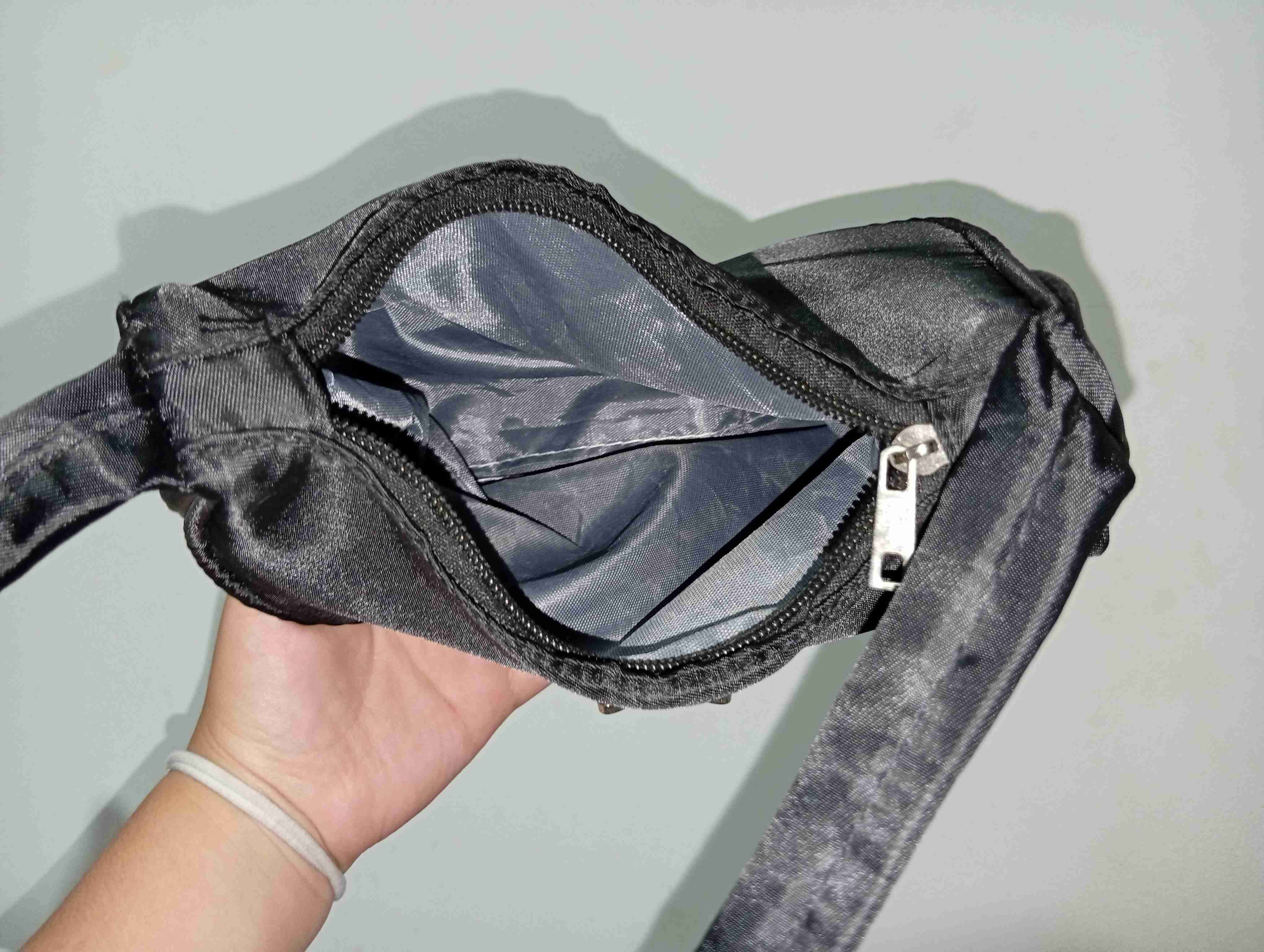 Cartera negra con detalle de mariposa - 4