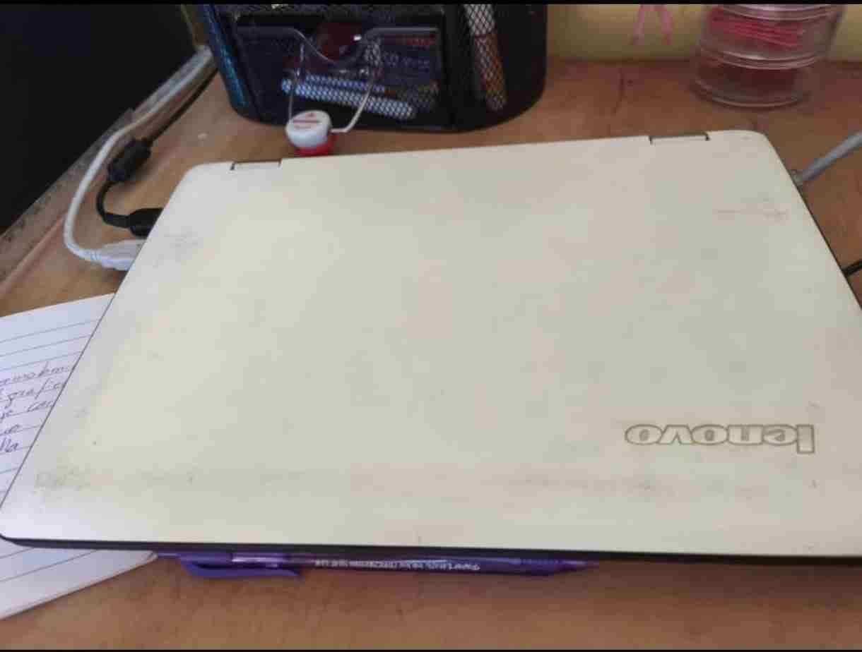 Laptop Lenovo usada blanca - miniatura 1