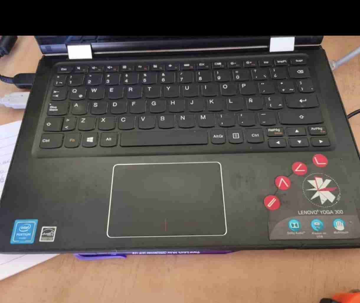 Laptop Lenovo usada blanca - miniatura 3