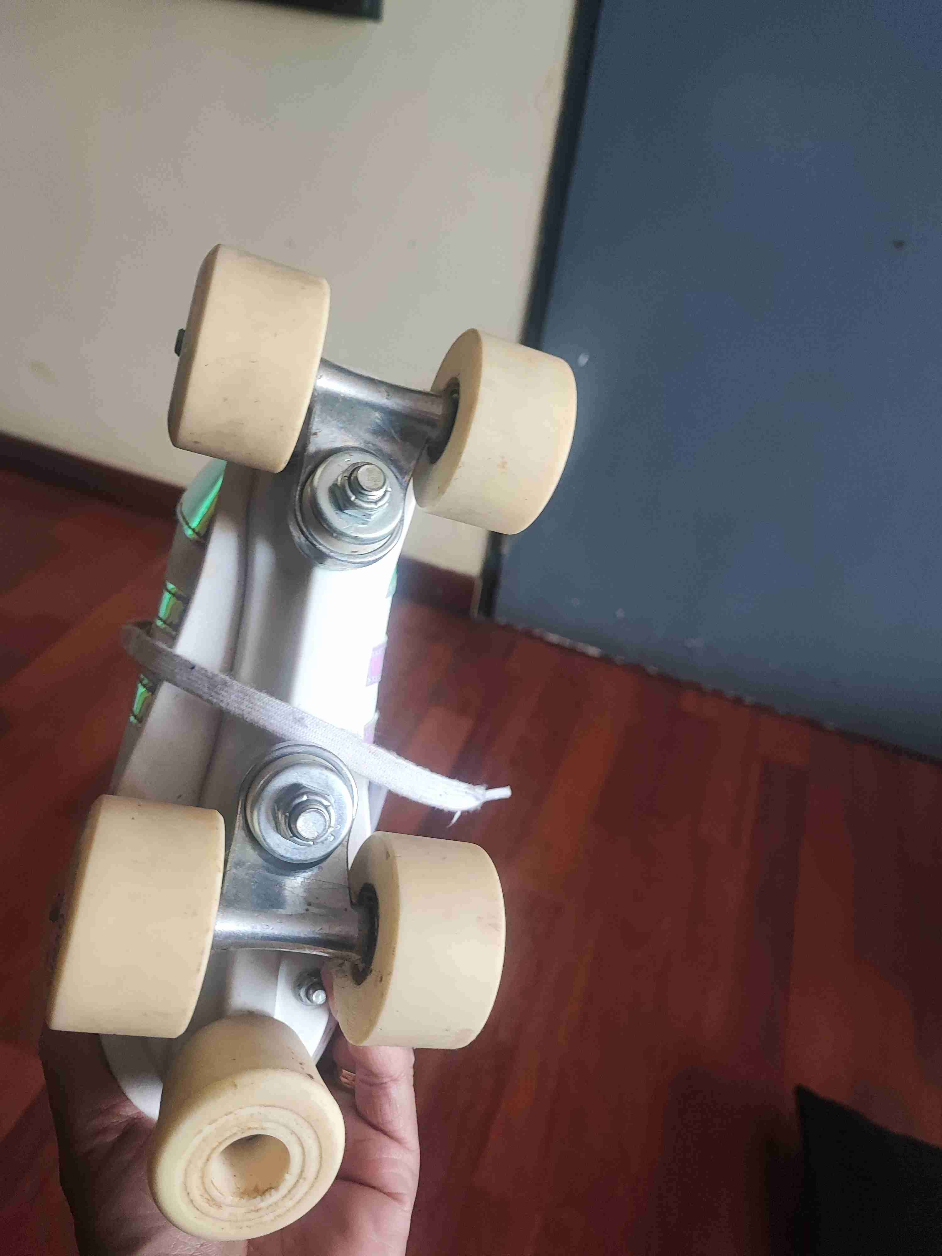 Patines de cuatro ruedas blancos - miniatura 3