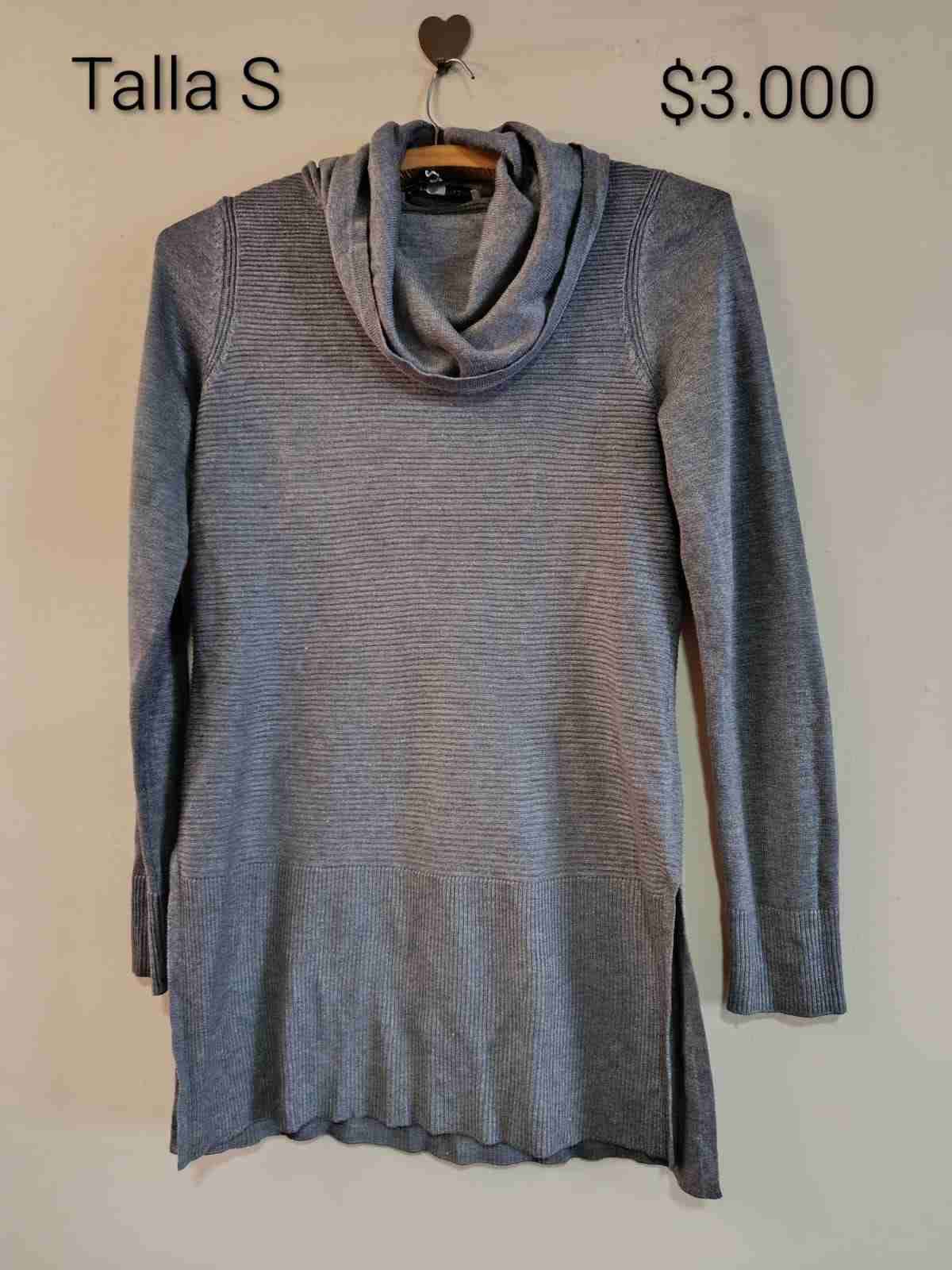 Sweter gris con cuello alto