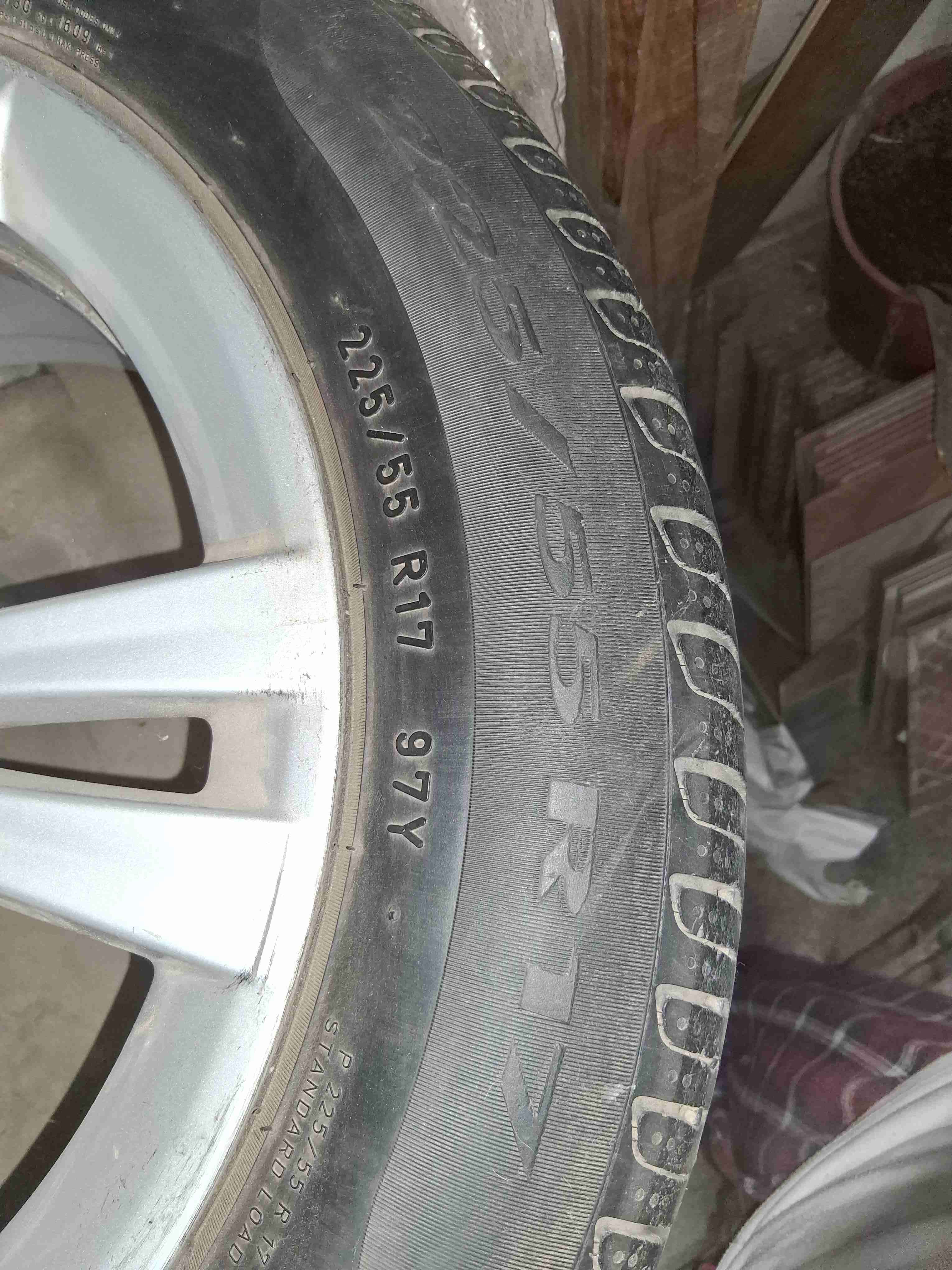 Neumático 225/55 R17 con llanta - 1