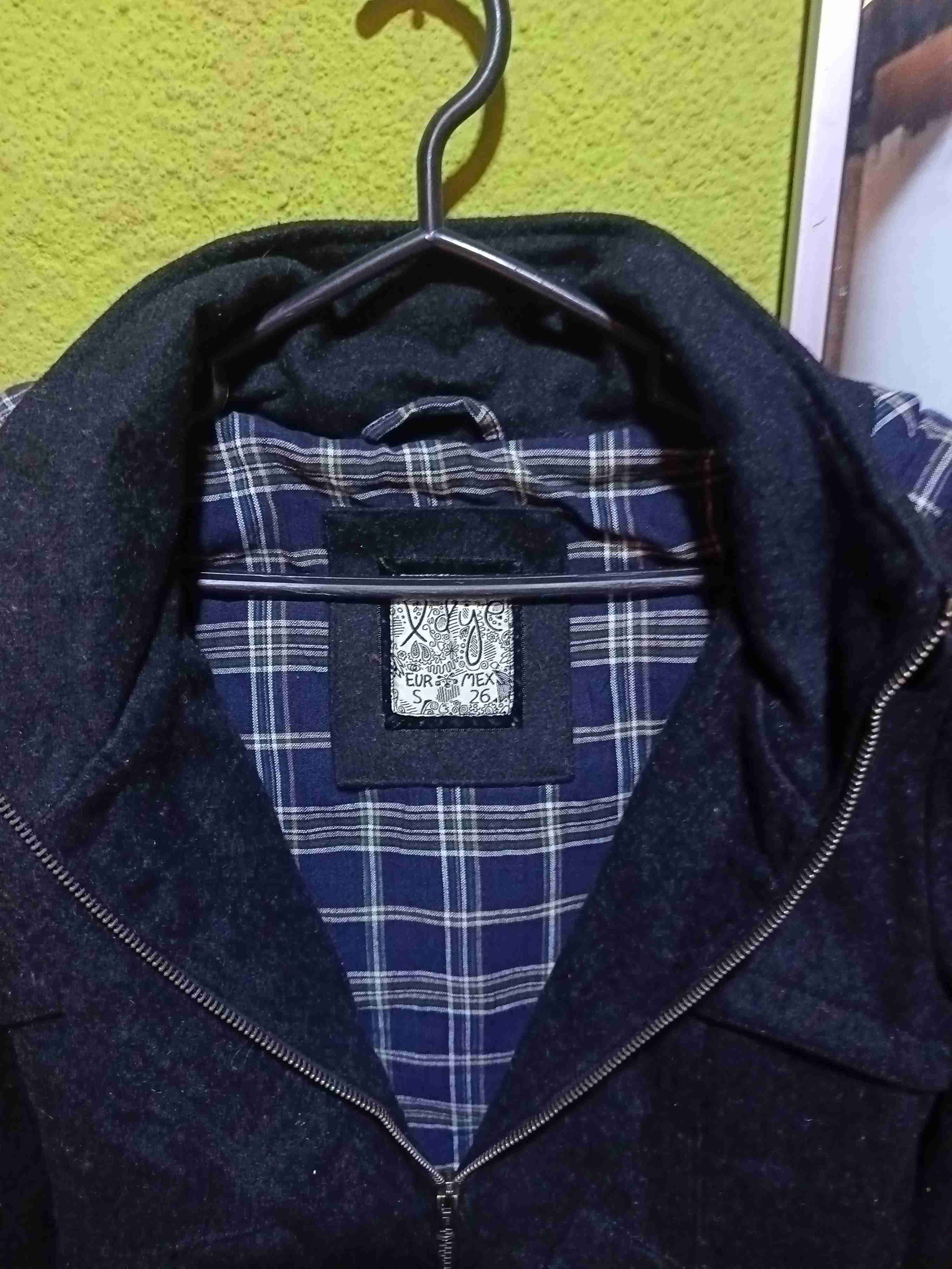 Chaqueta negra con capucha - miniatura 2