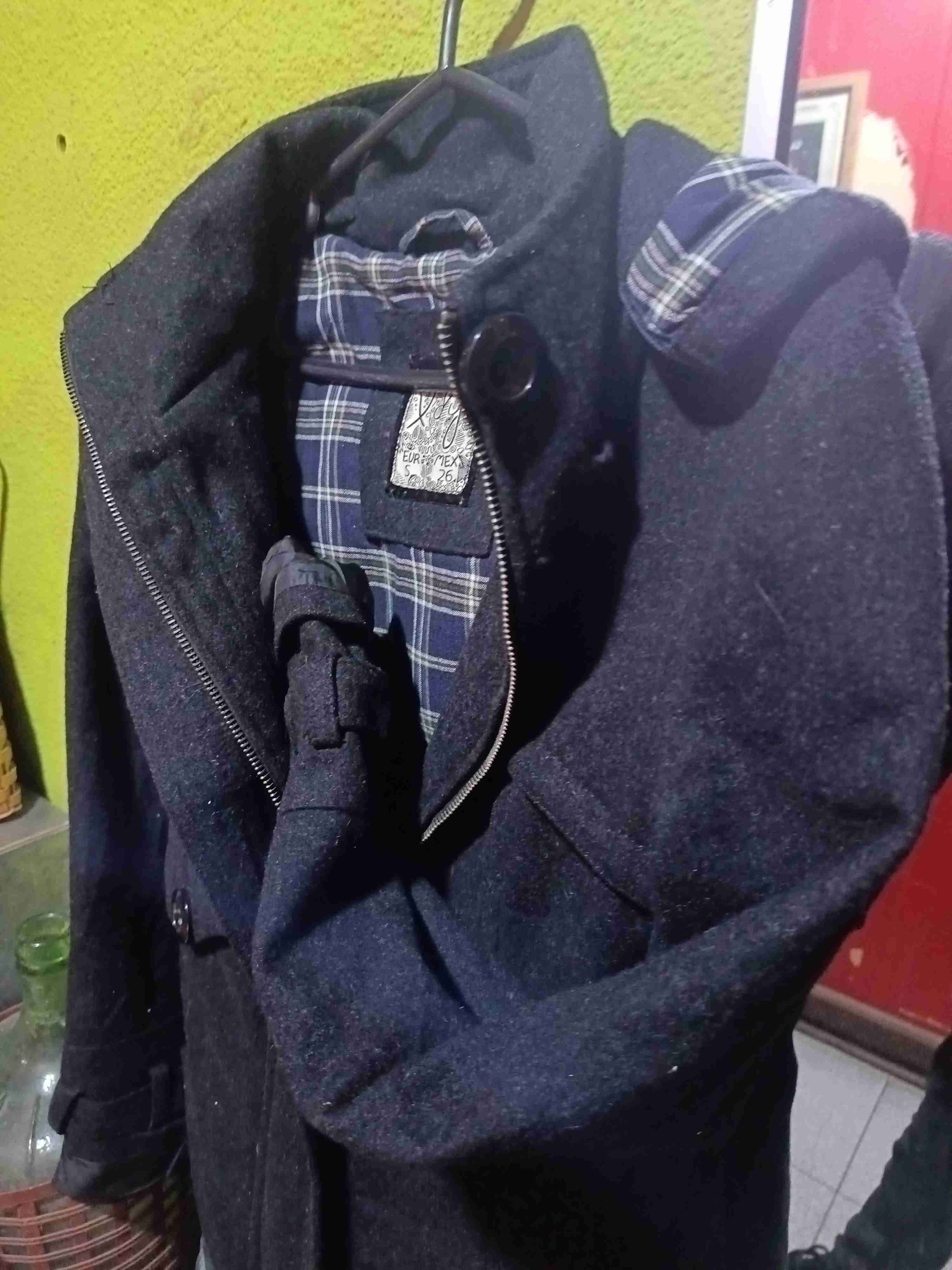 Chaqueta negra con capucha - miniatura 3