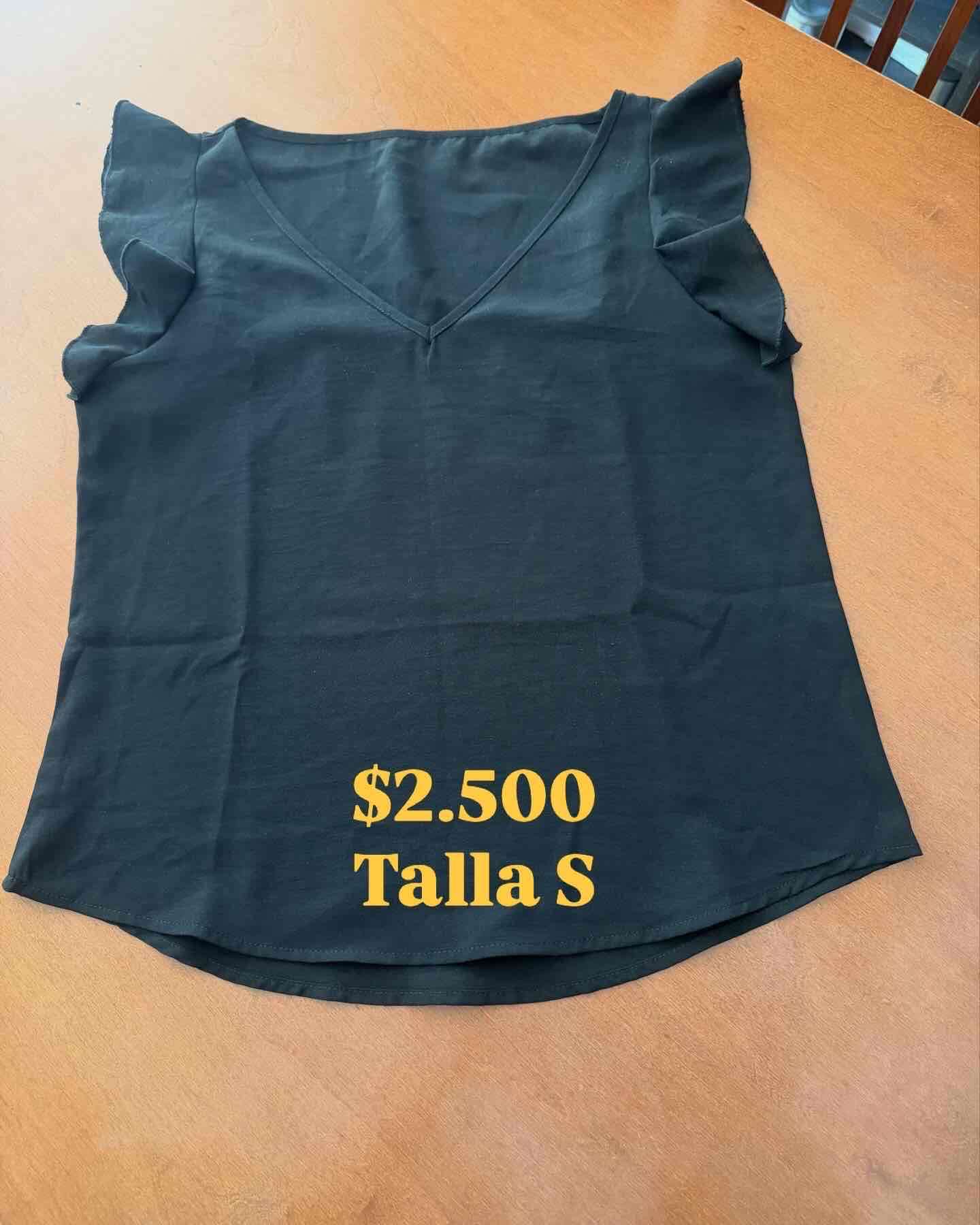 Polera negra con mangas voladas