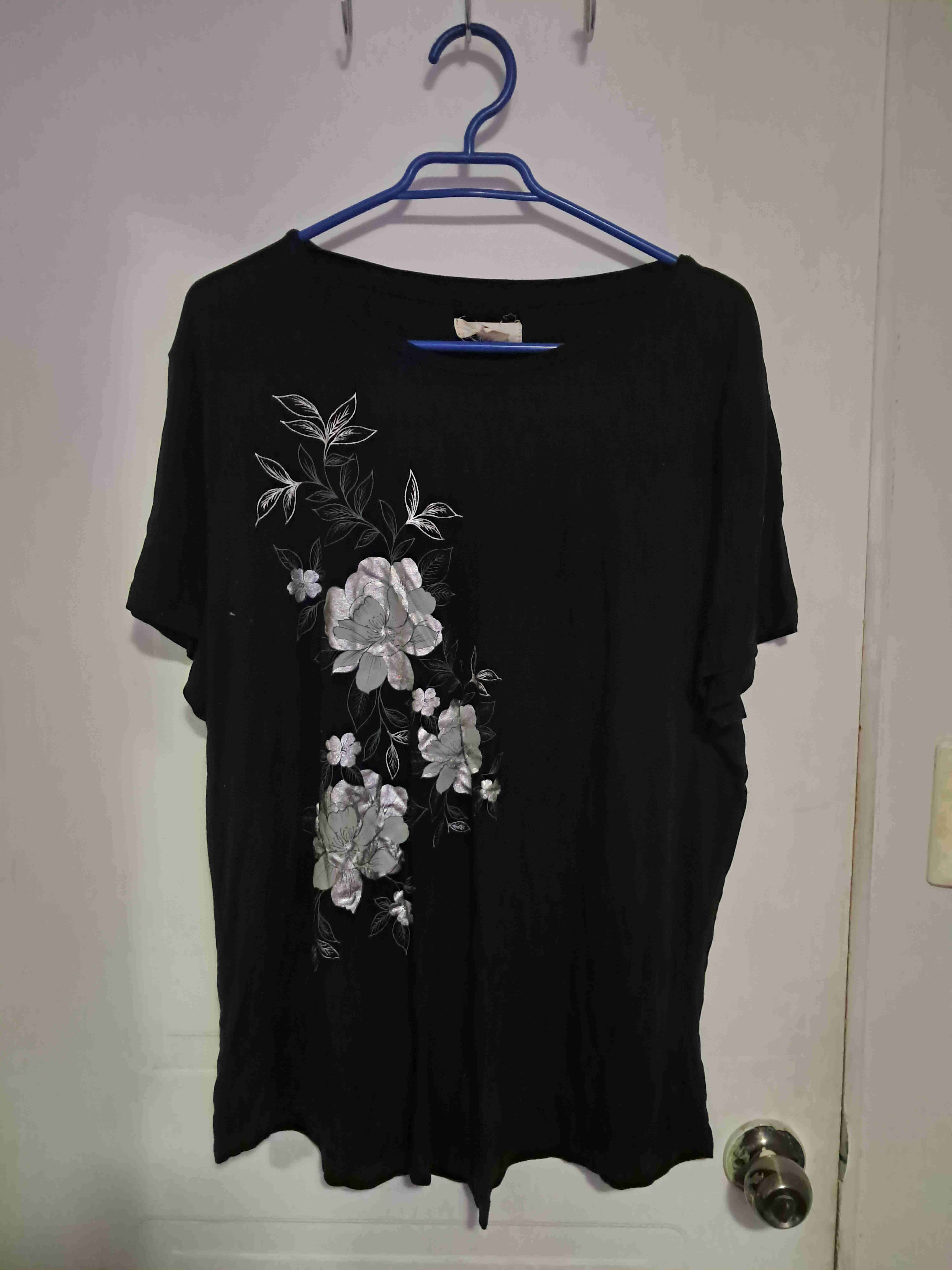 Polera negra con estampado floral