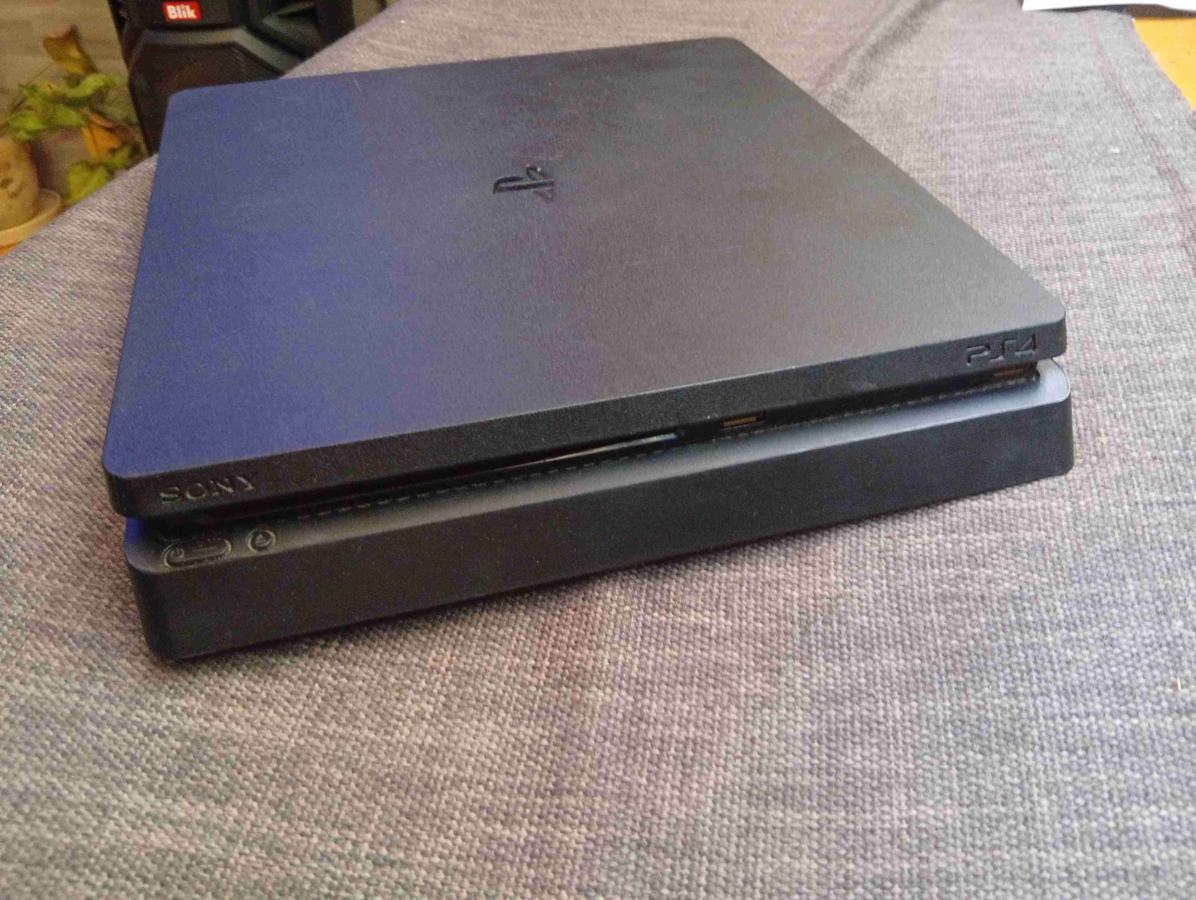 Consola PS4 con control y los juegos que se ven - miniatura 2