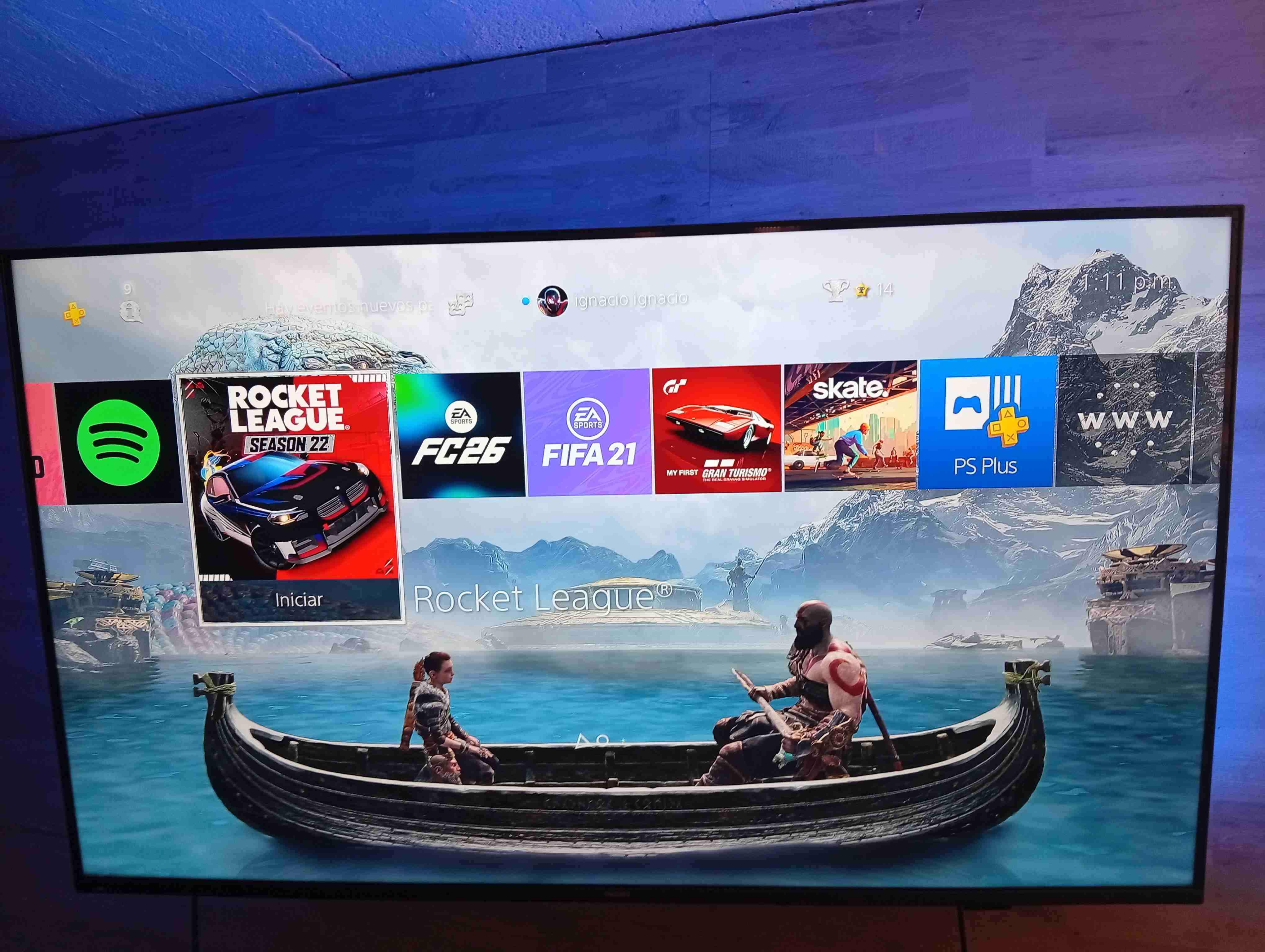 Consola PS4 con control y los juegos que se ven - miniatura 3