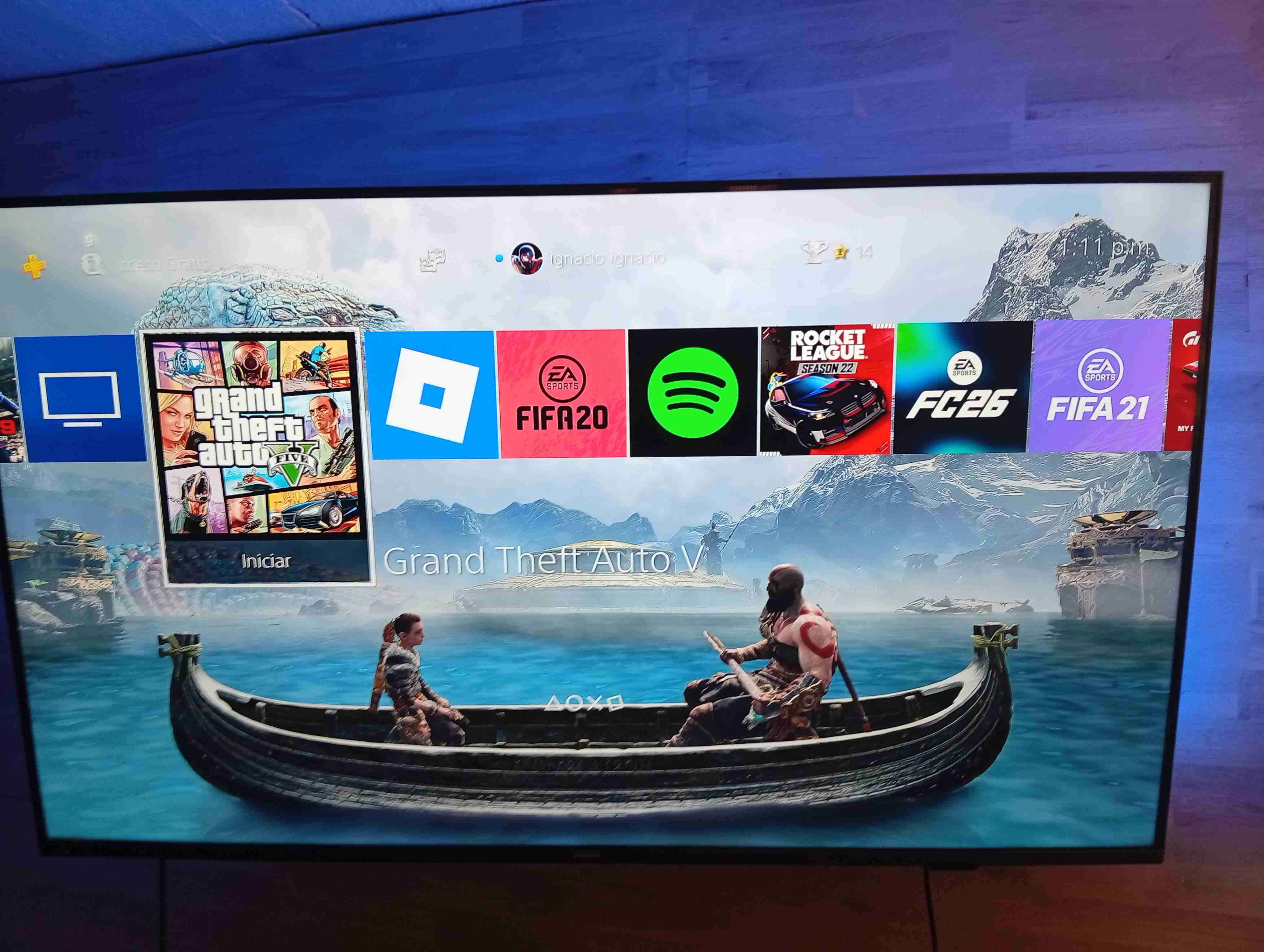 Consola PS4 con control y los juegos que se ven - miniatura 4