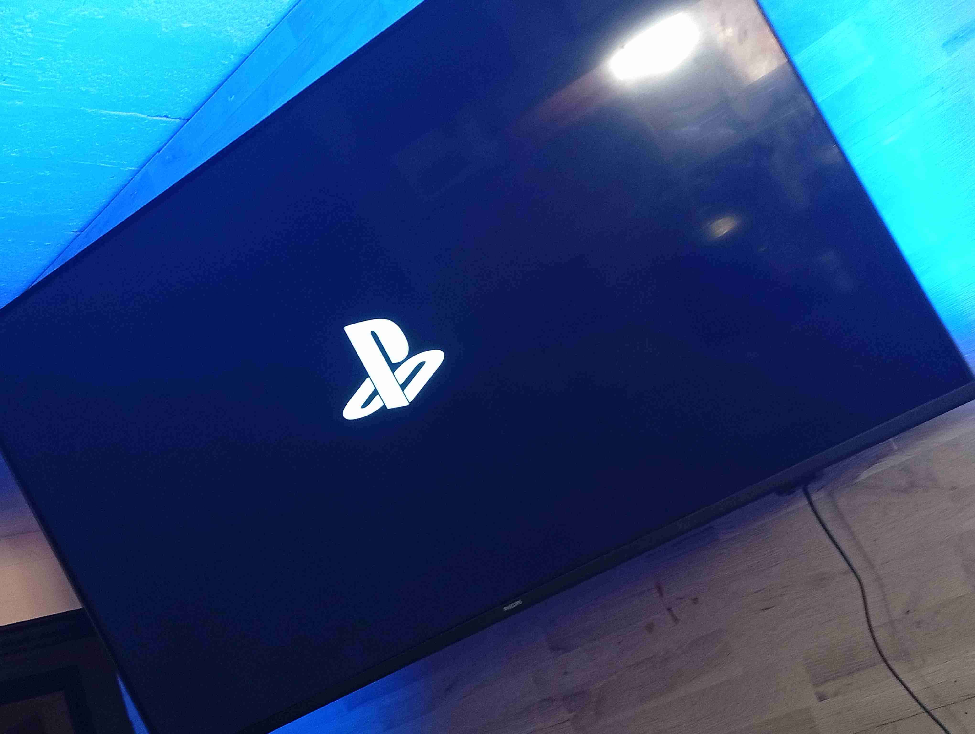 Consola PS4 con control y los juegos que se ven - miniatura 6