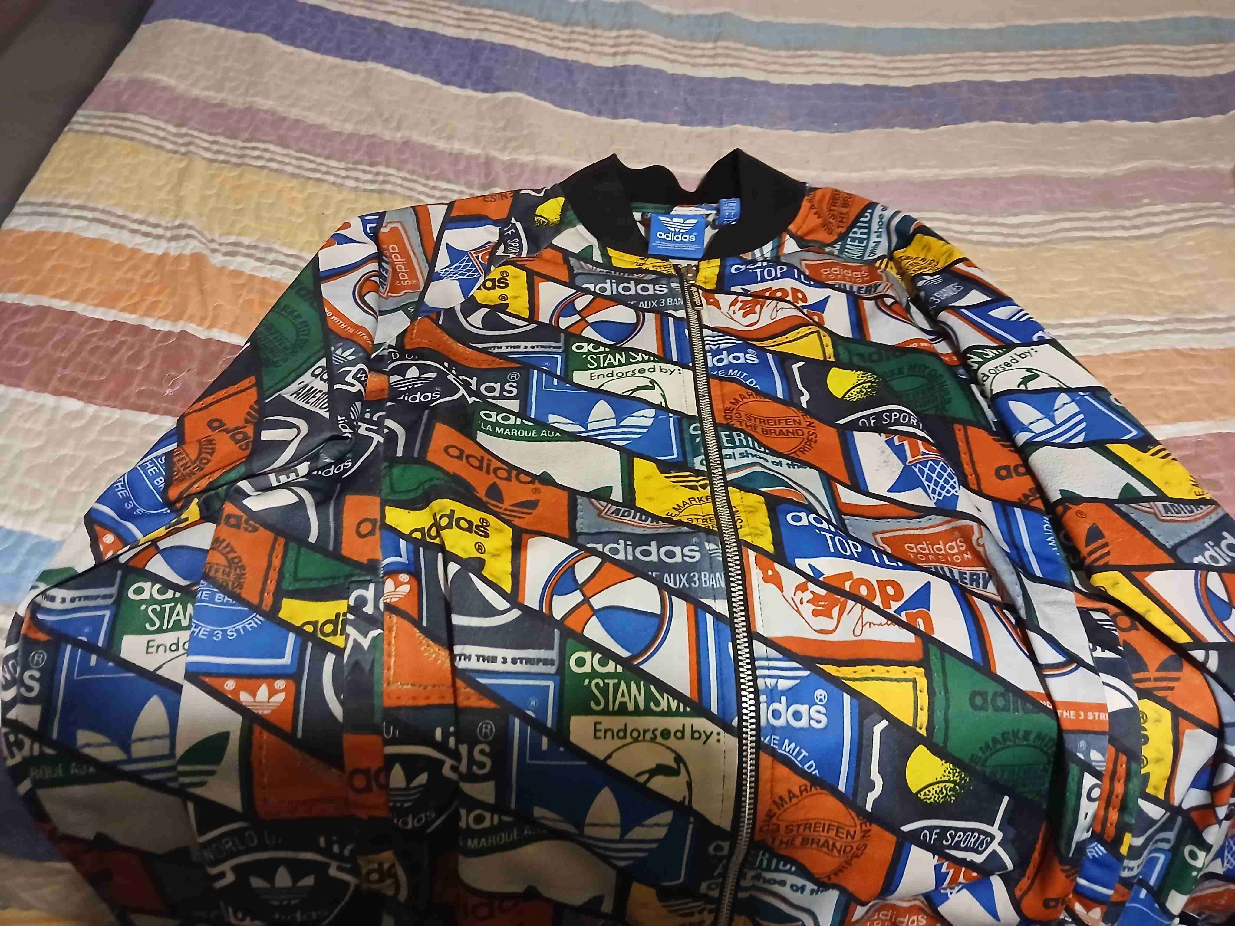 Chaqueta adidas estampada multicolor