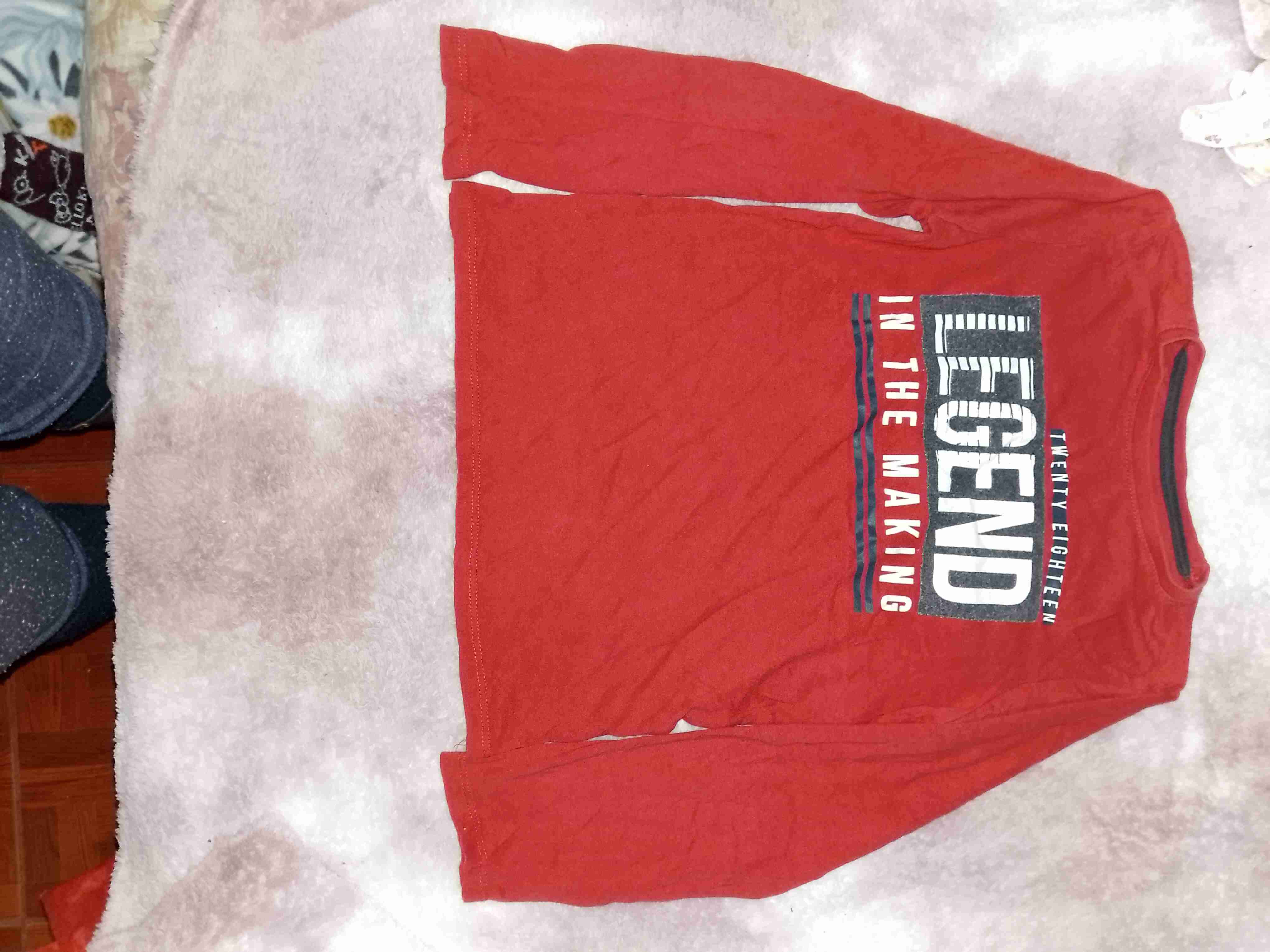 Polera roja de niño con texto - miniatura 1