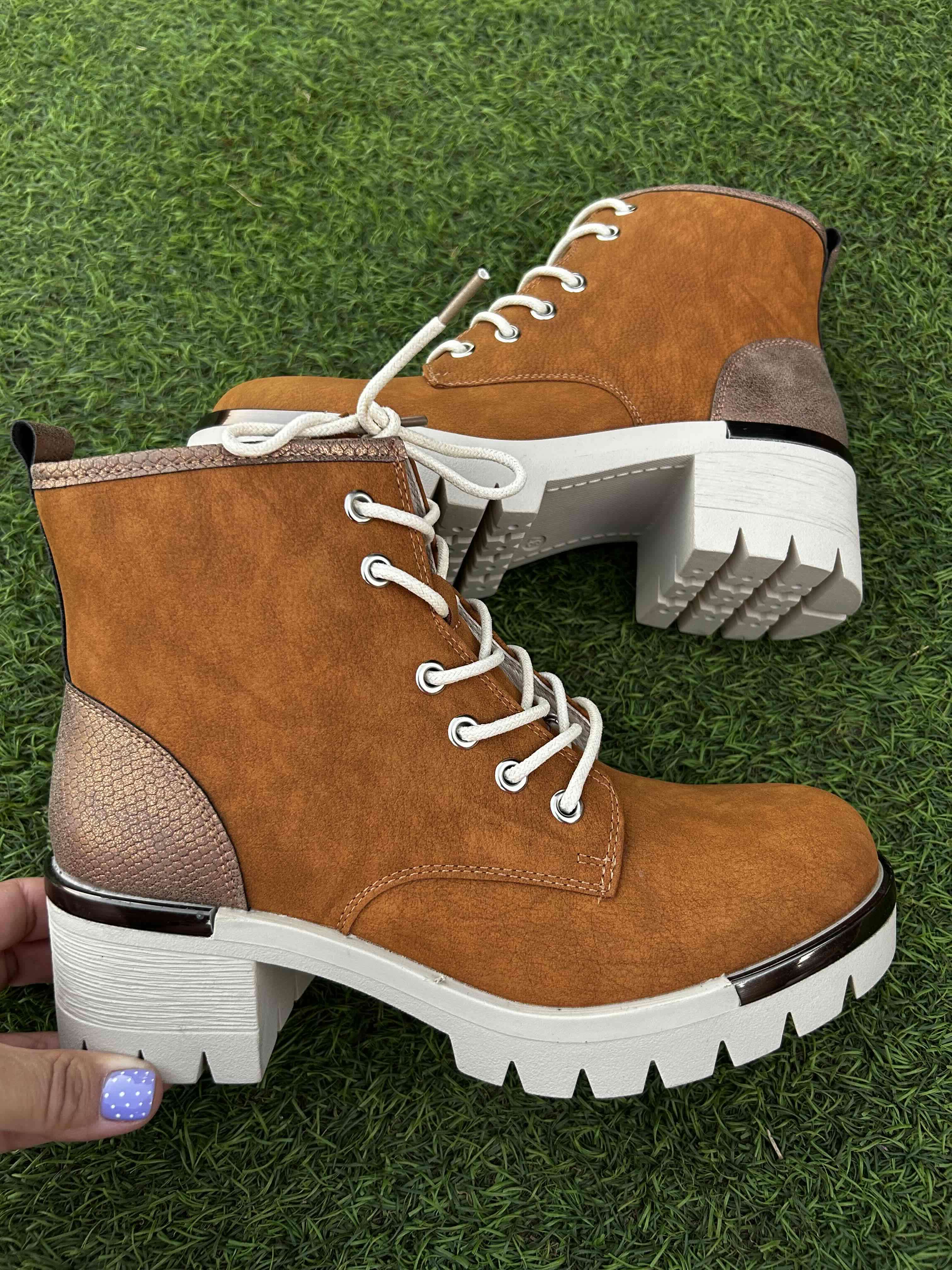 Botines camel con plataforma - 1