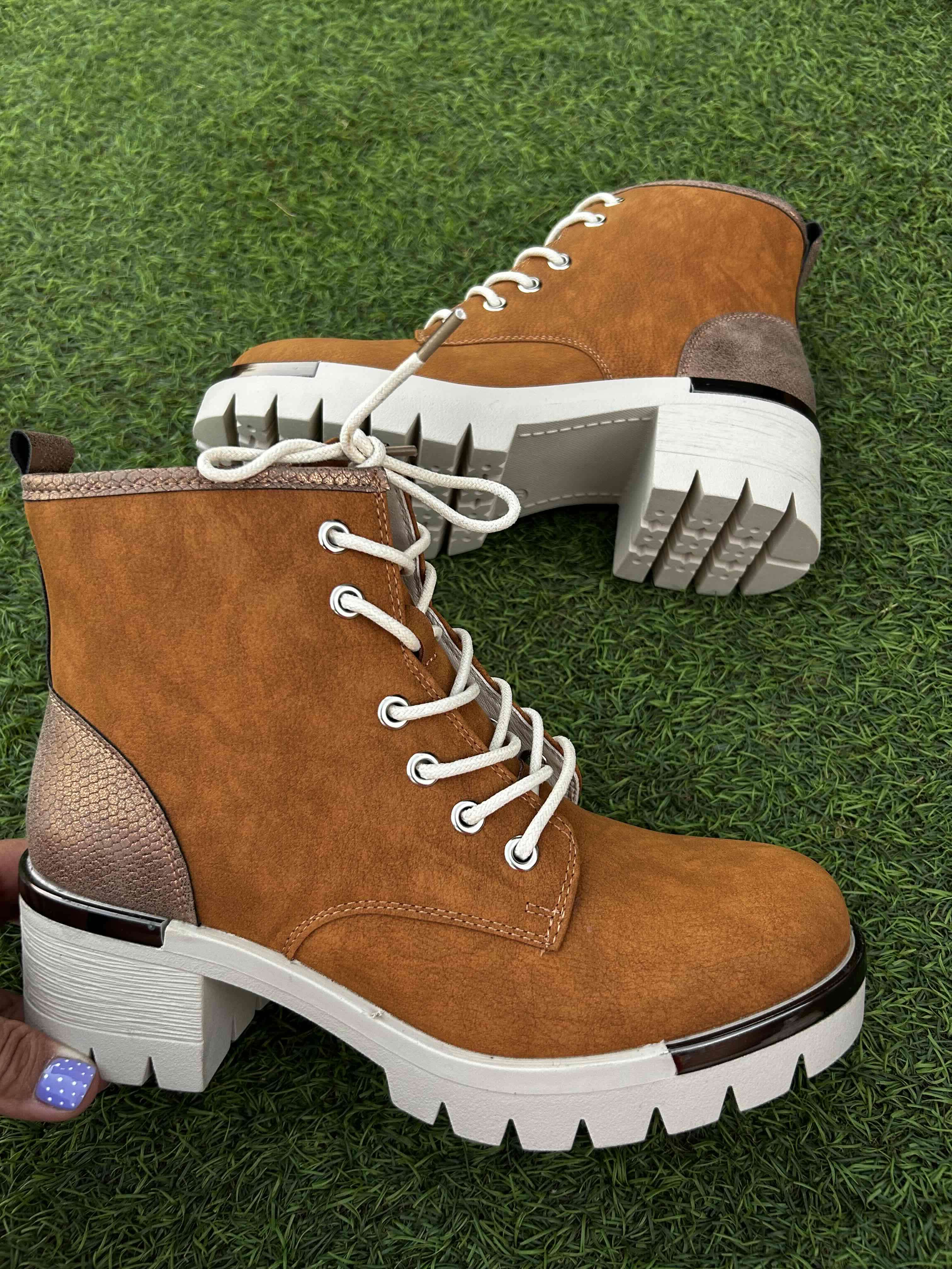 Botines camel con plataforma - 2