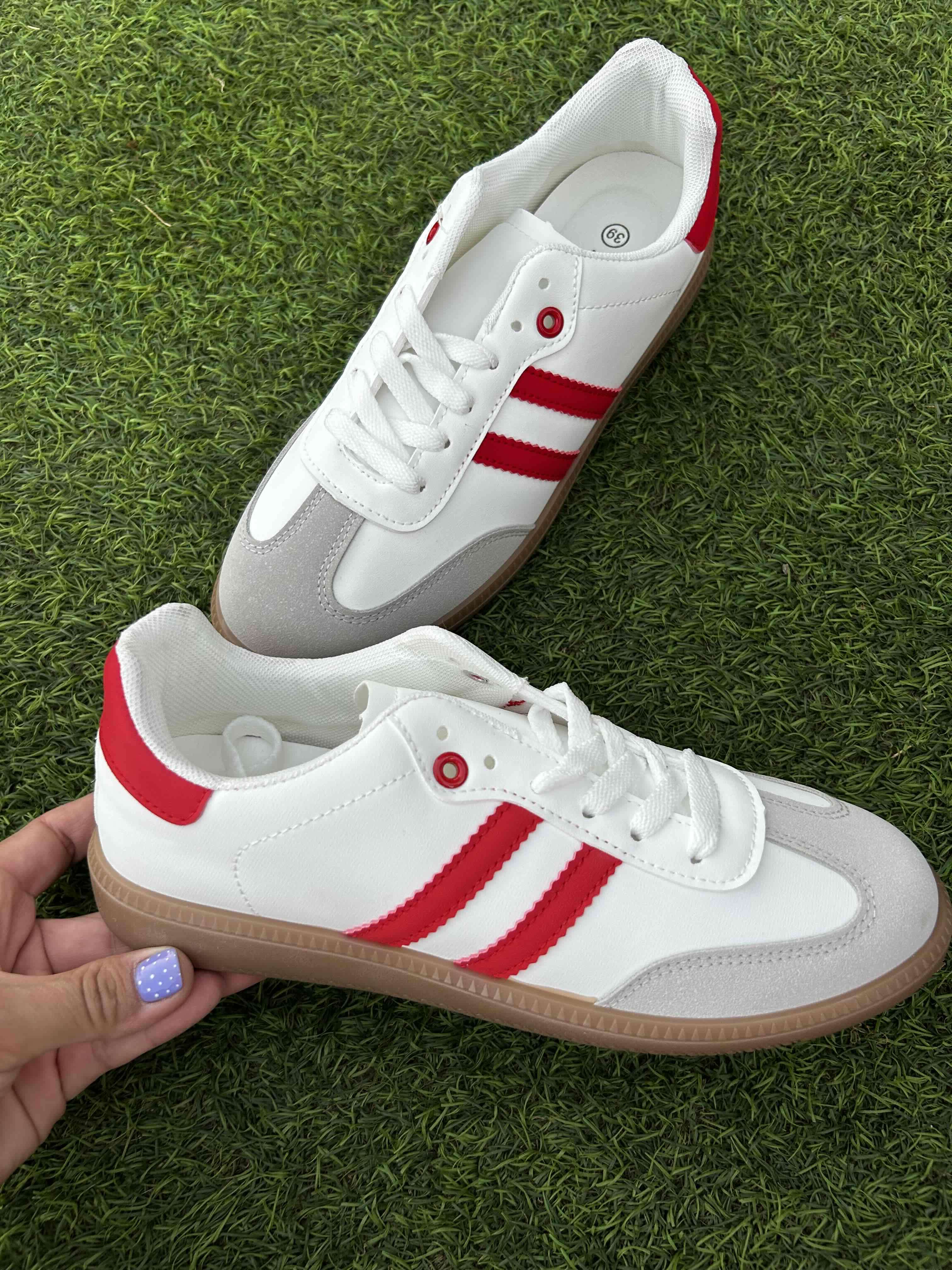 Zapatillas blancas con rayas rojas - miniatura 1