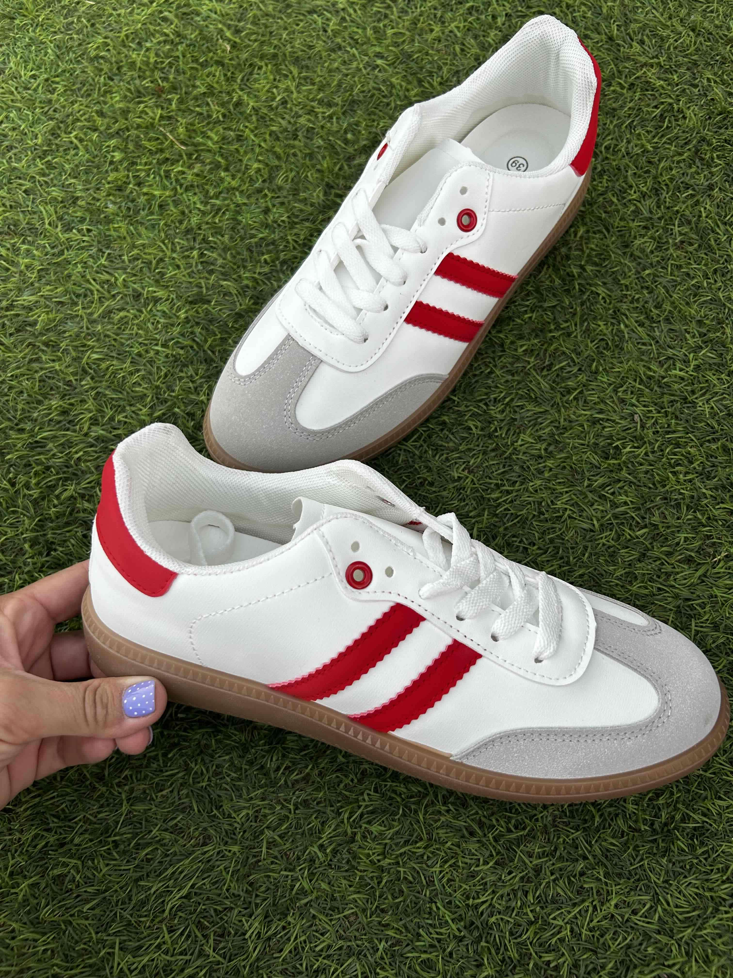 Zapatillas blancas con rayas rojas - miniatura 2