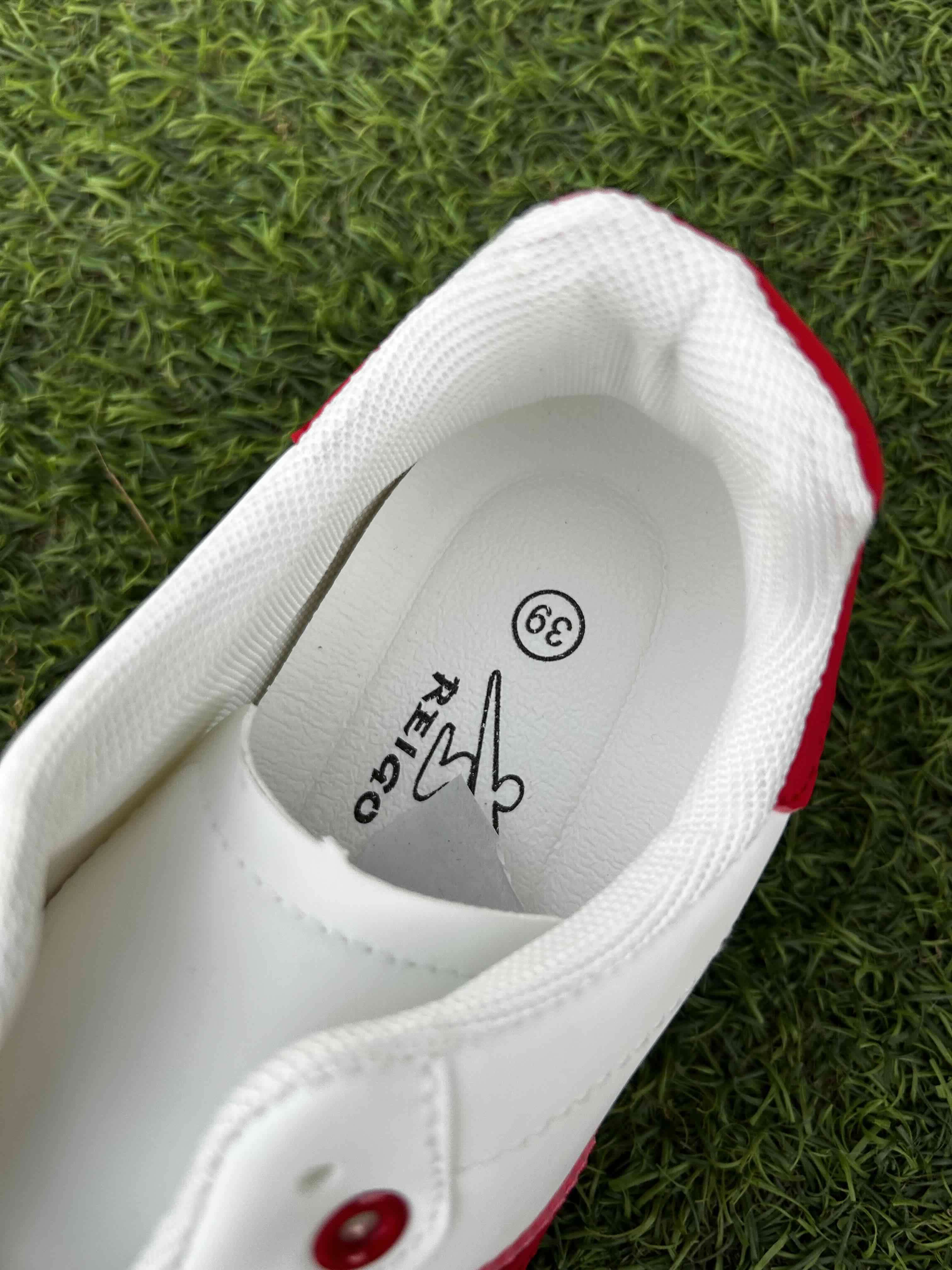 Zapatillas blancas con rayas rojas - miniatura 3