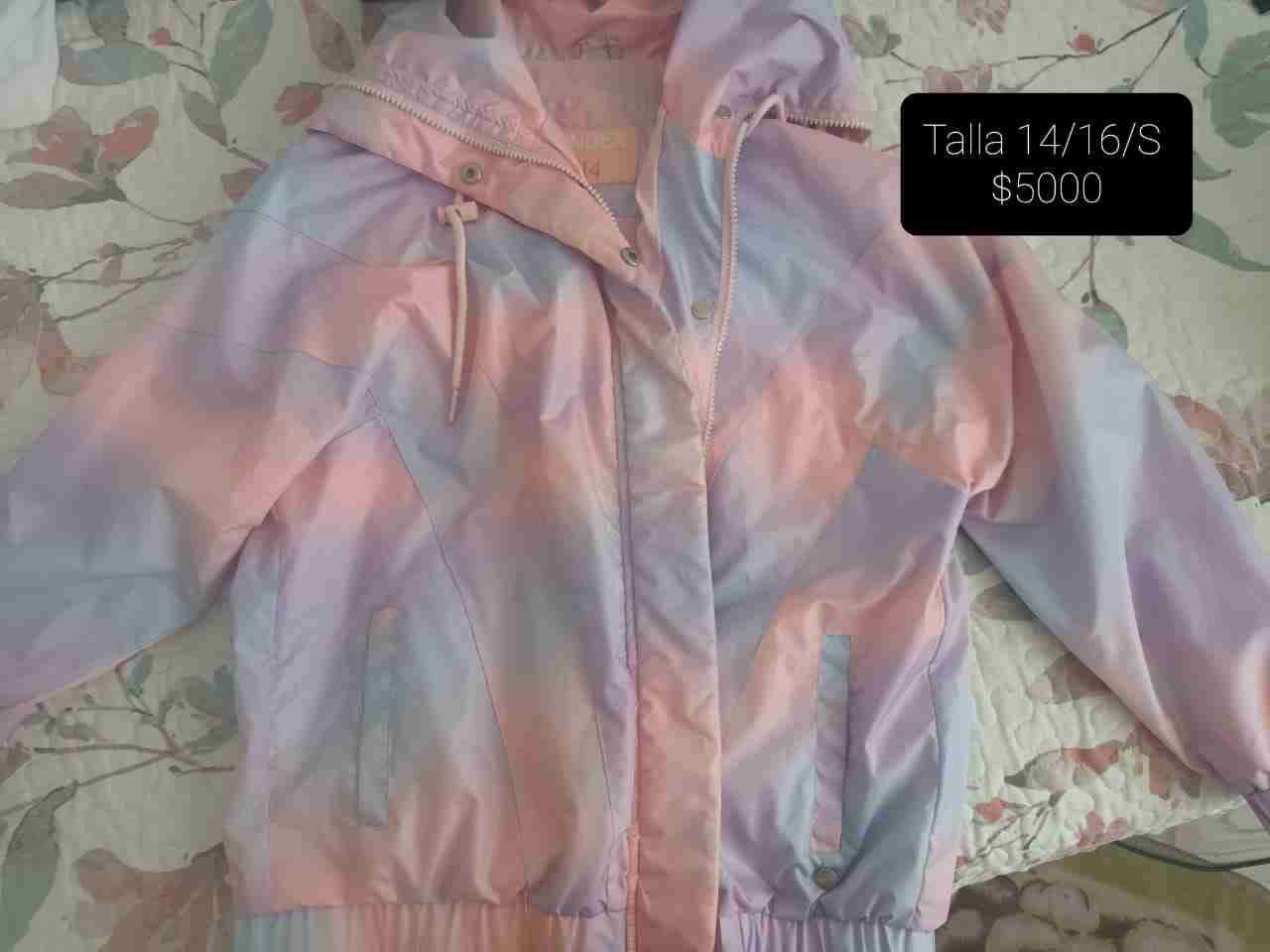 Chaqueta pastel con capucha