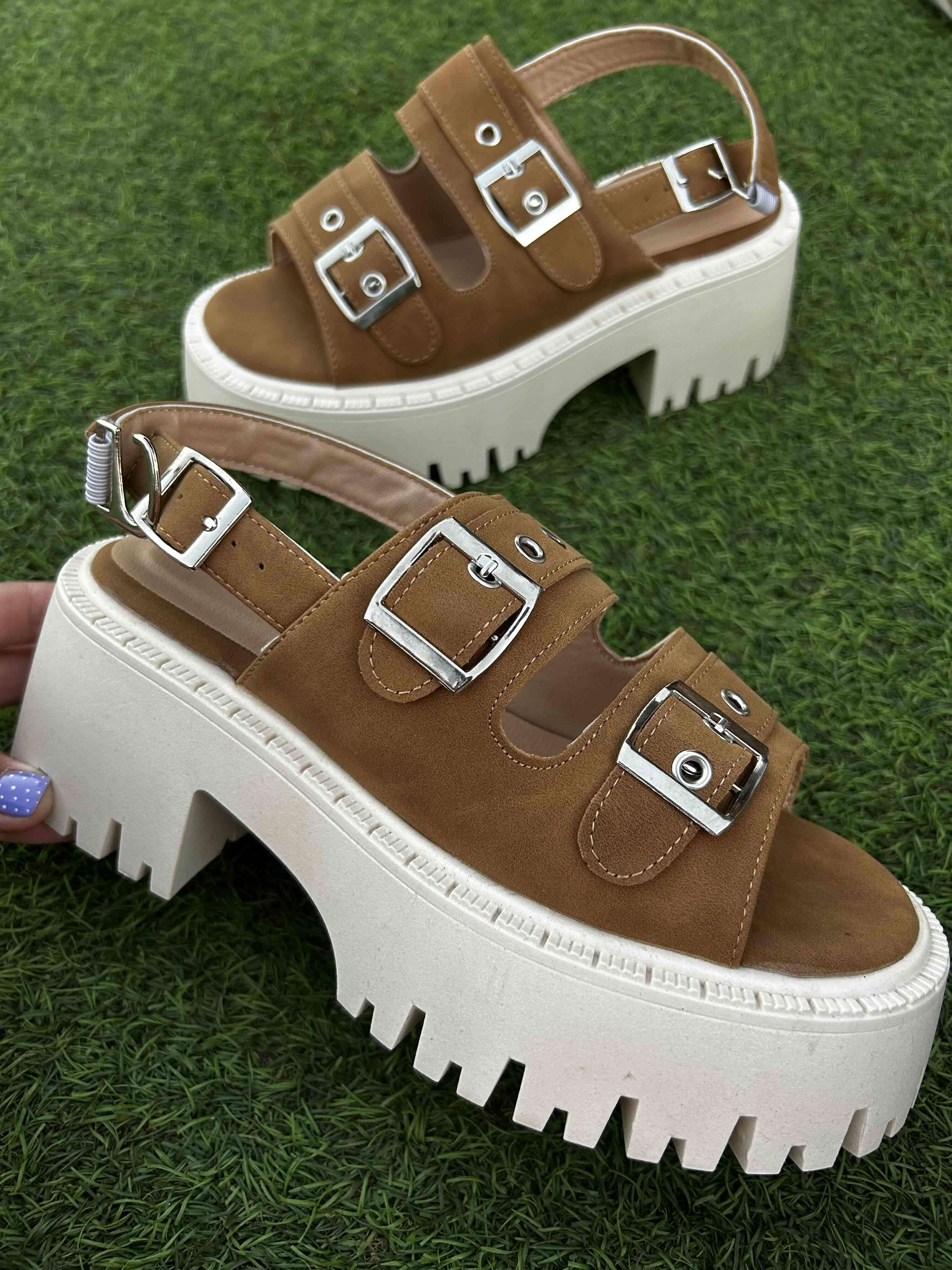 Sandalias plataforma marrones con hebillas - miniatura 1