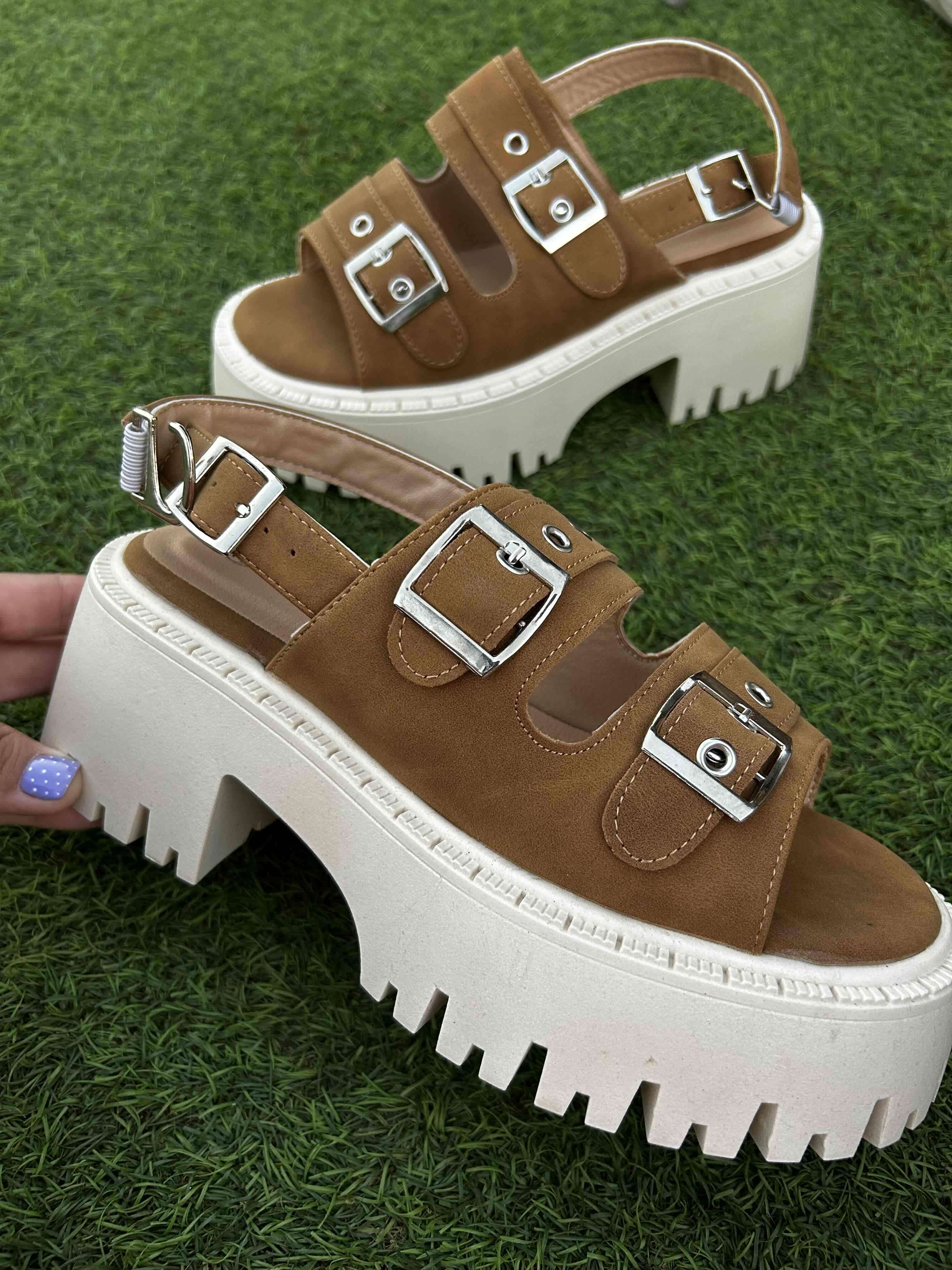 Sandalias plataforma marrones con hebillas - miniatura 2