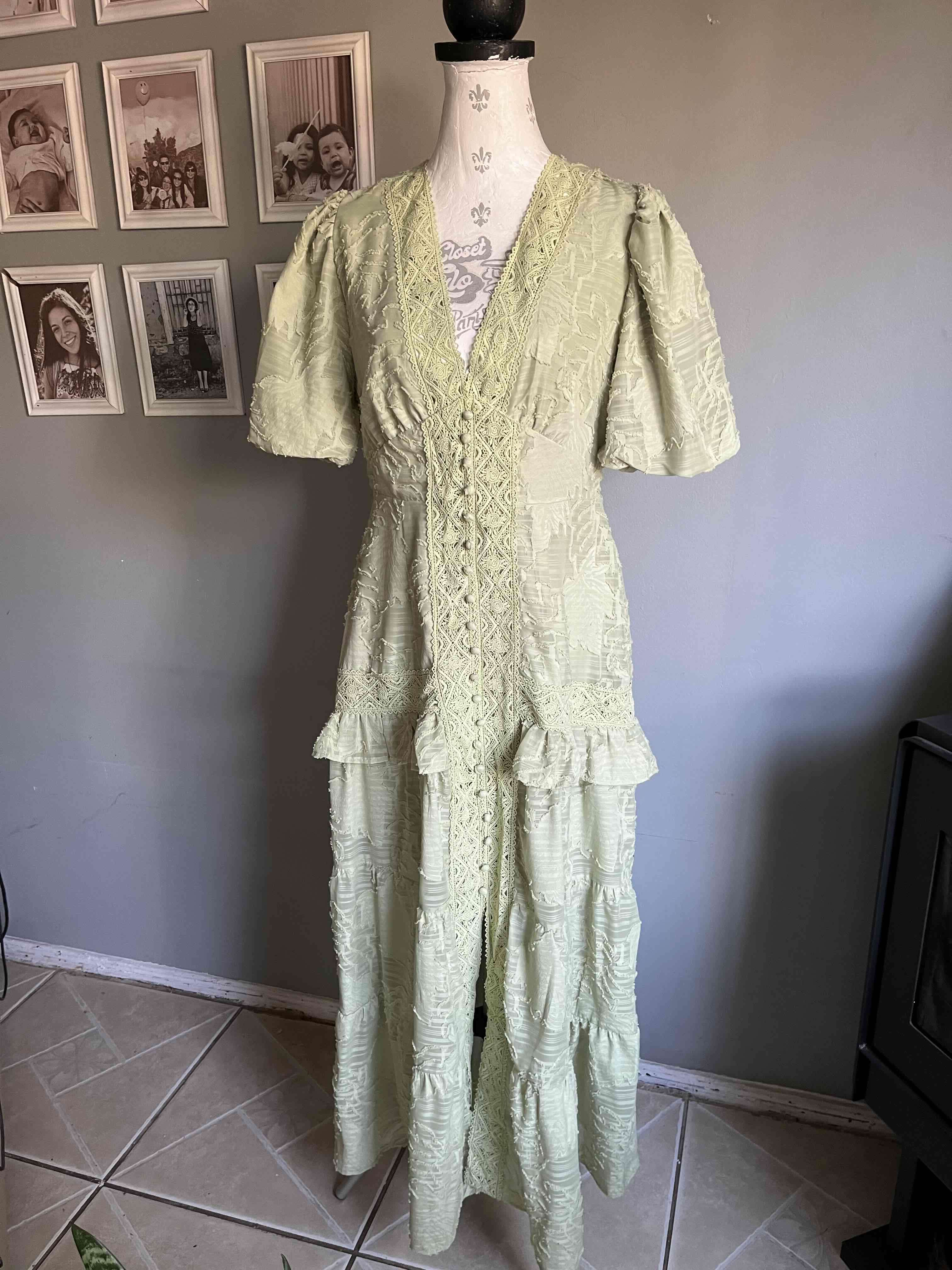 Vestido largo verde con encaje - miniatura 1