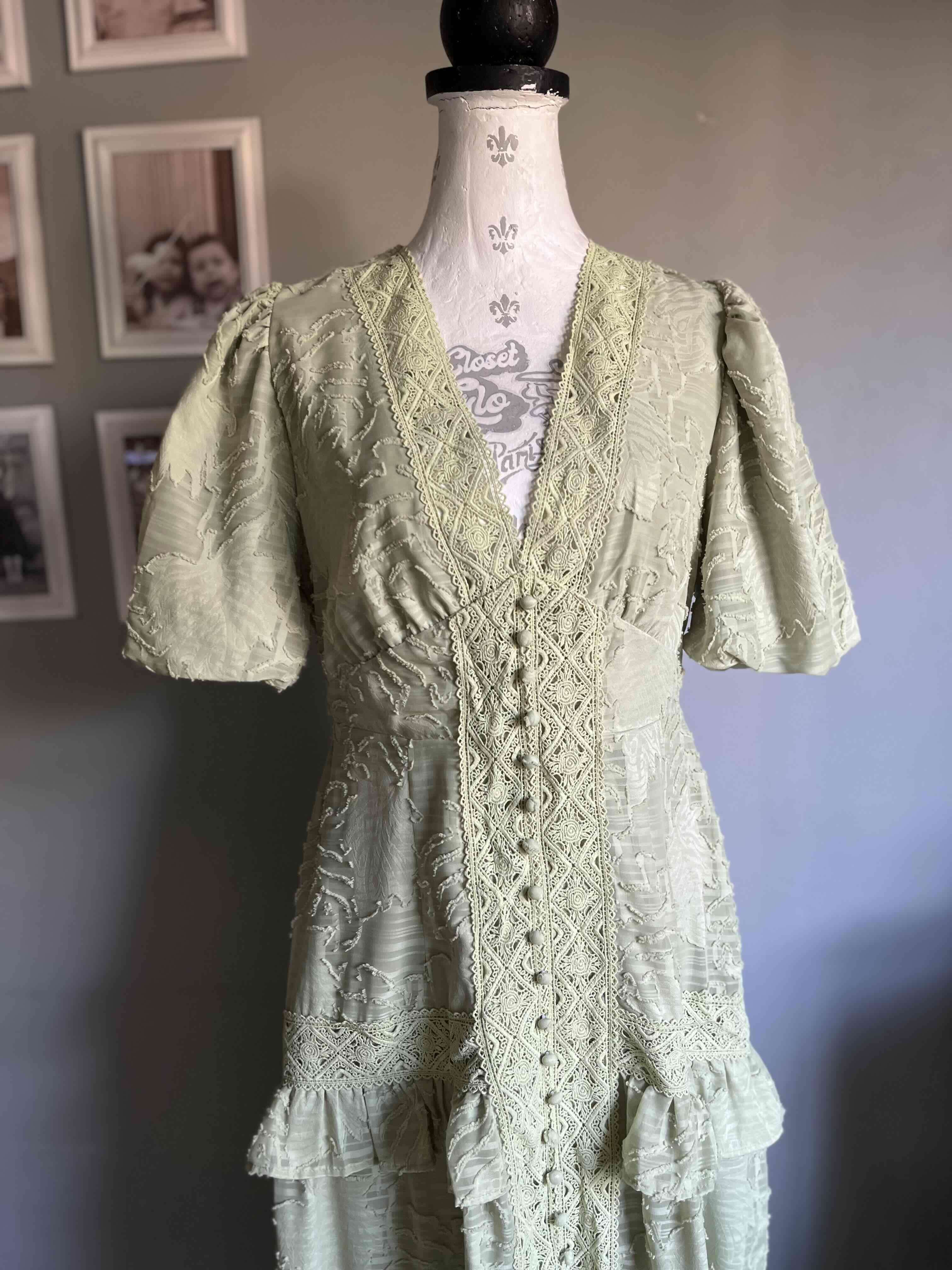 Vestido largo verde con encaje - miniatura 3