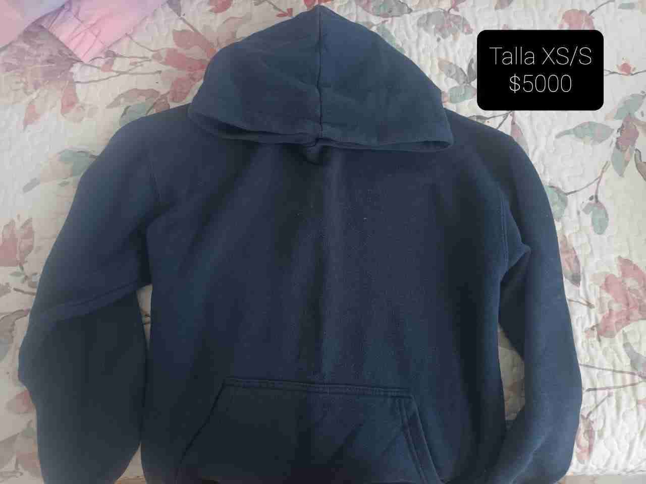 Polerón azul con capucha