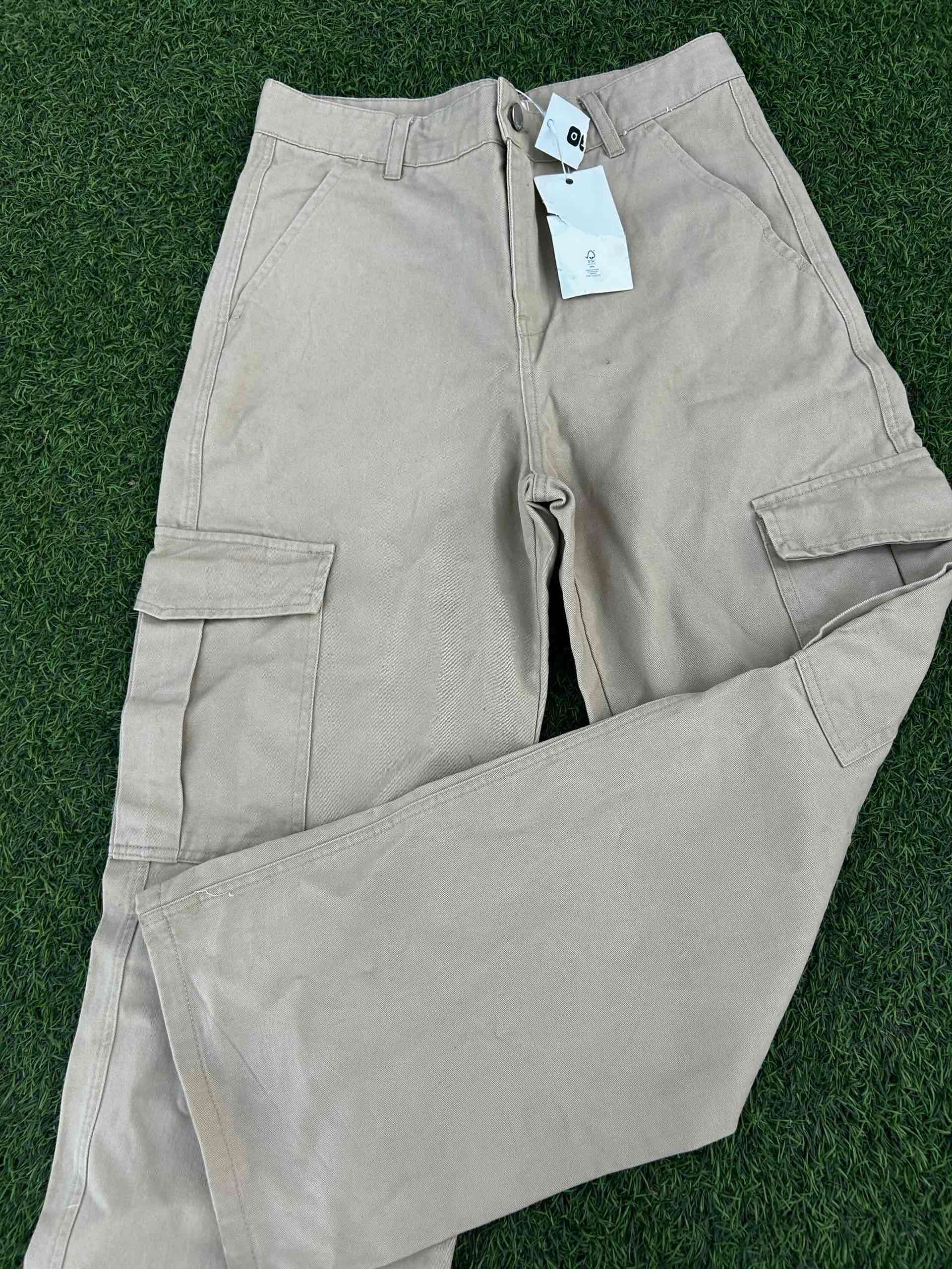 Pantalones cargo beige nuevos - 1