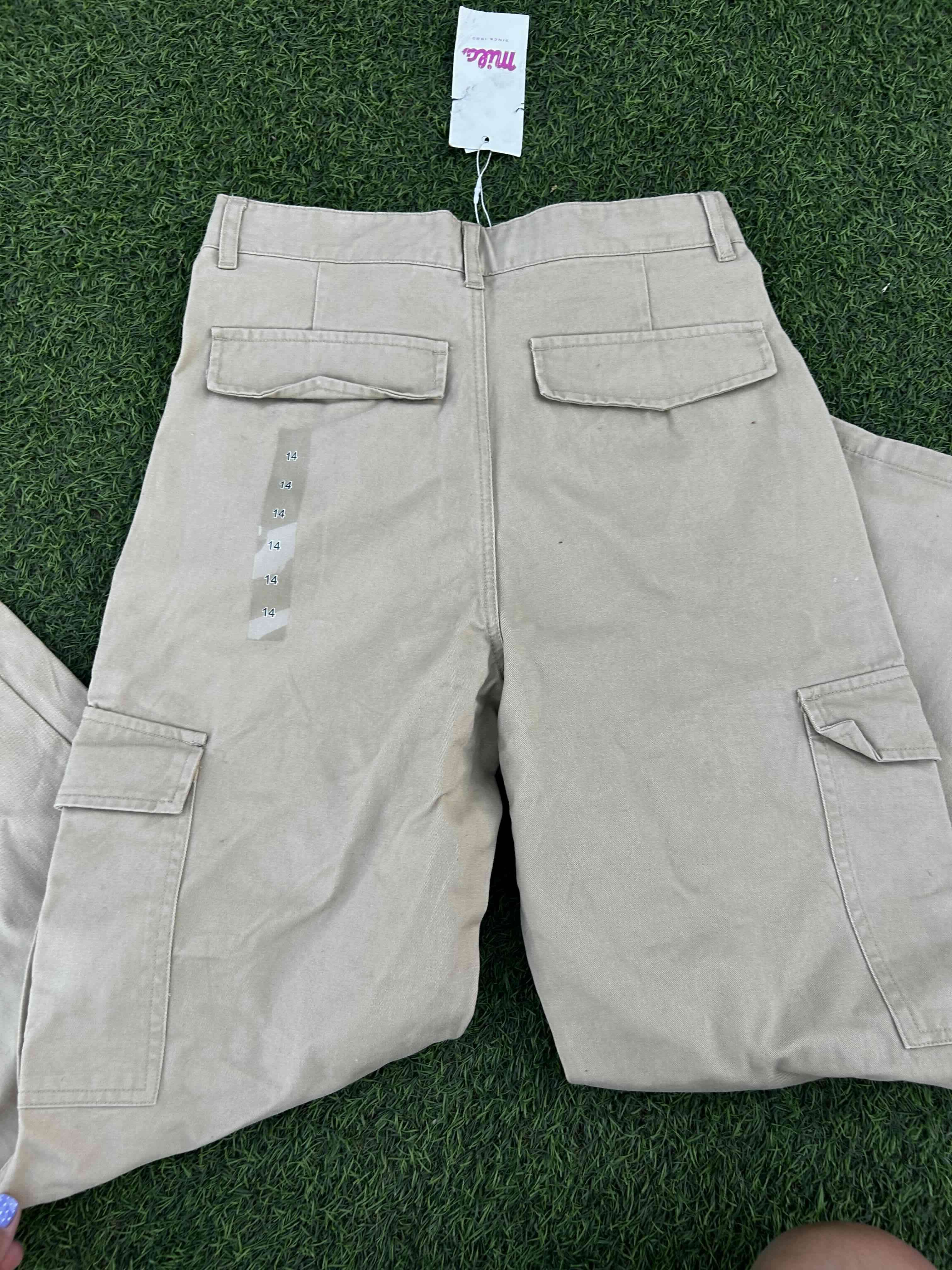 Pantalones cargo beige nuevos - 3