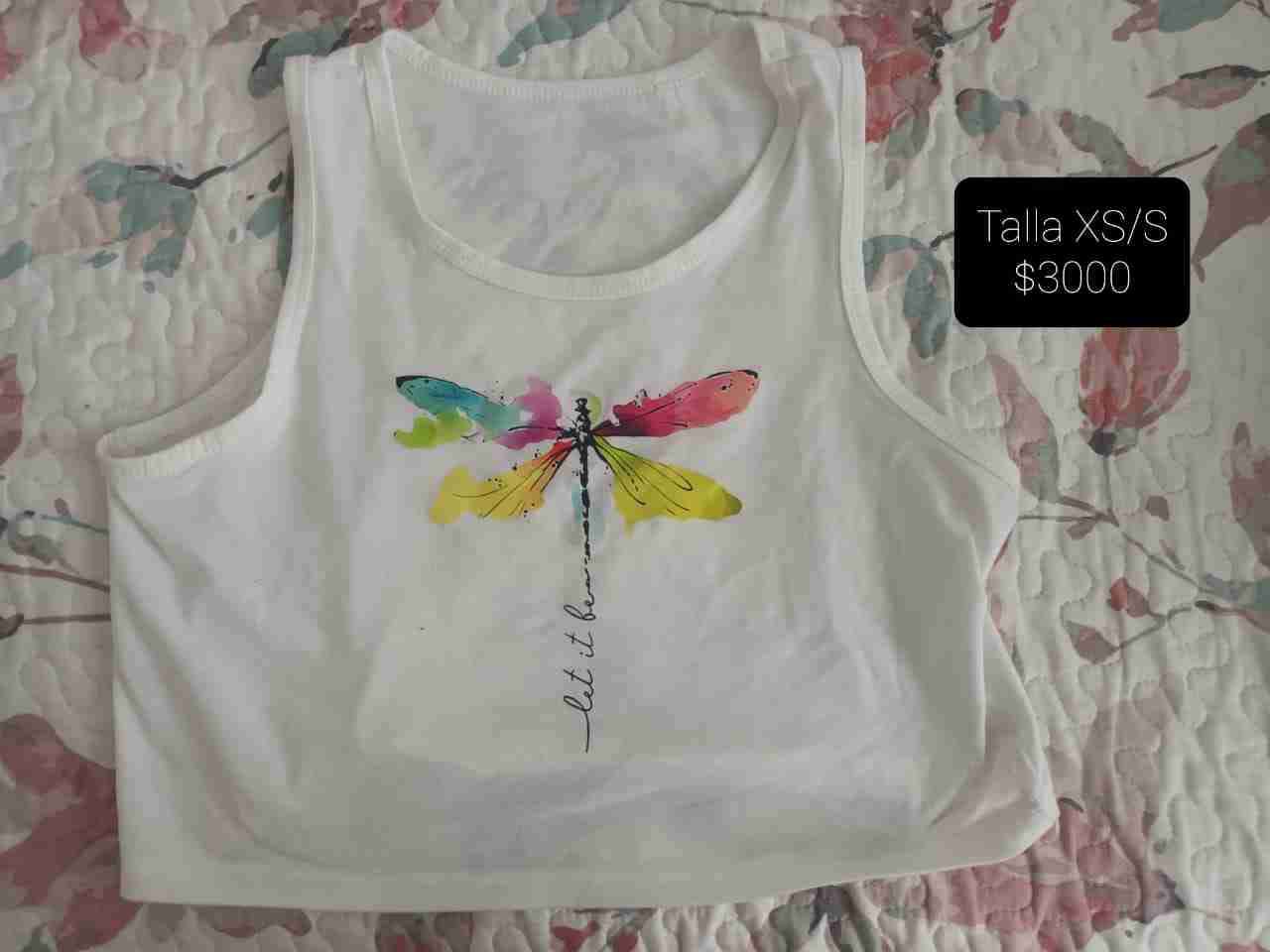 Polera blanca con libélula