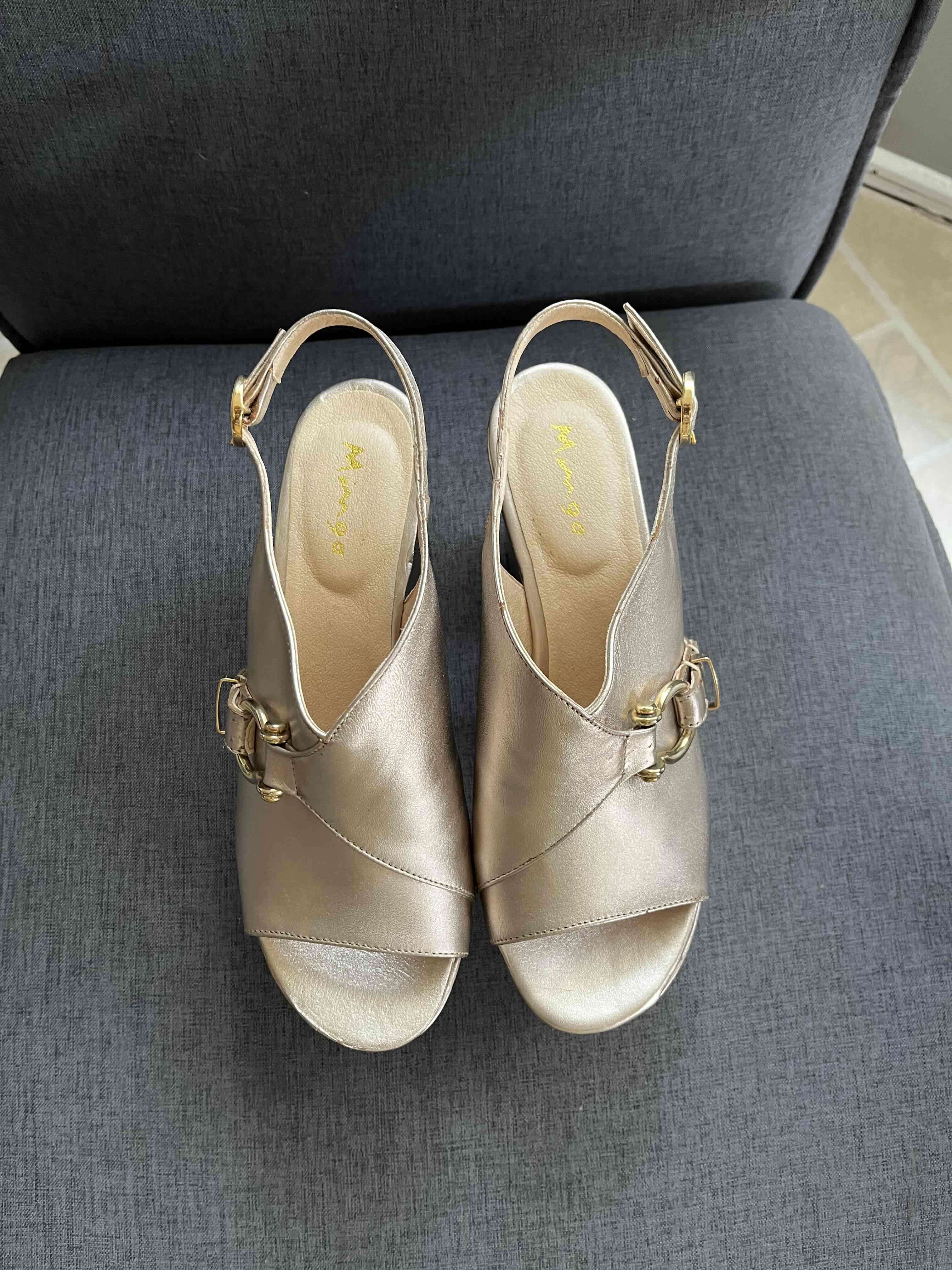 Sandalia de plataforma dorada - miniatura 2