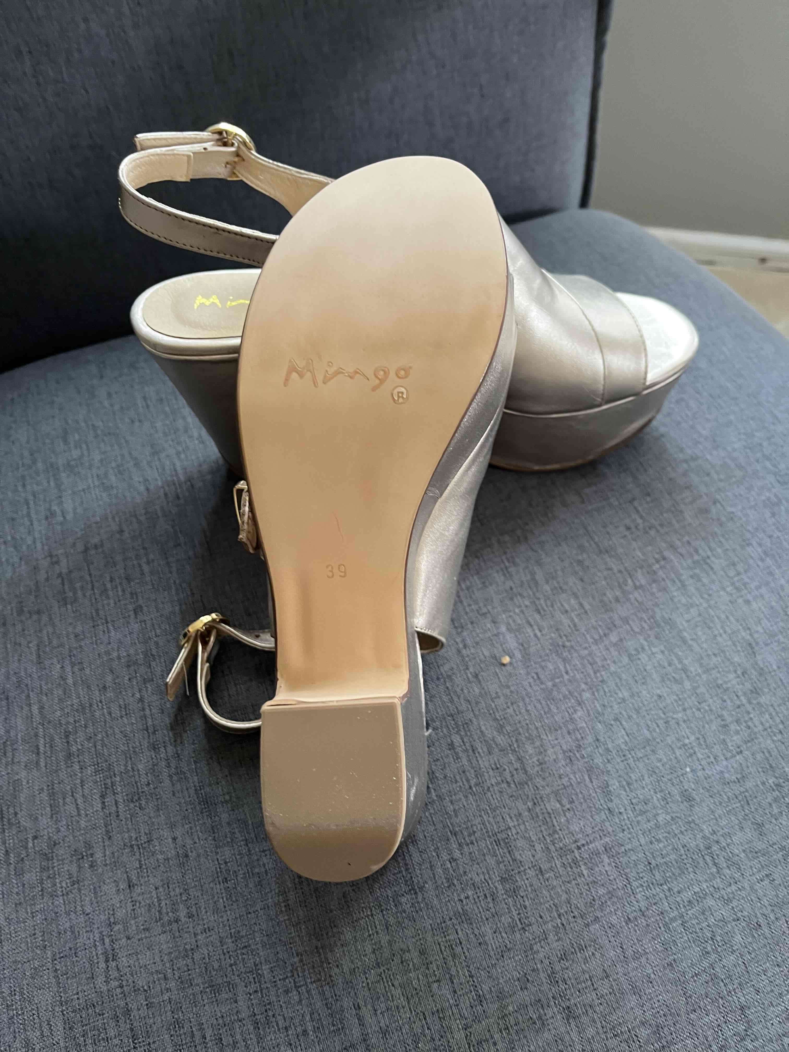 Sandalia de plataforma dorada - miniatura 3