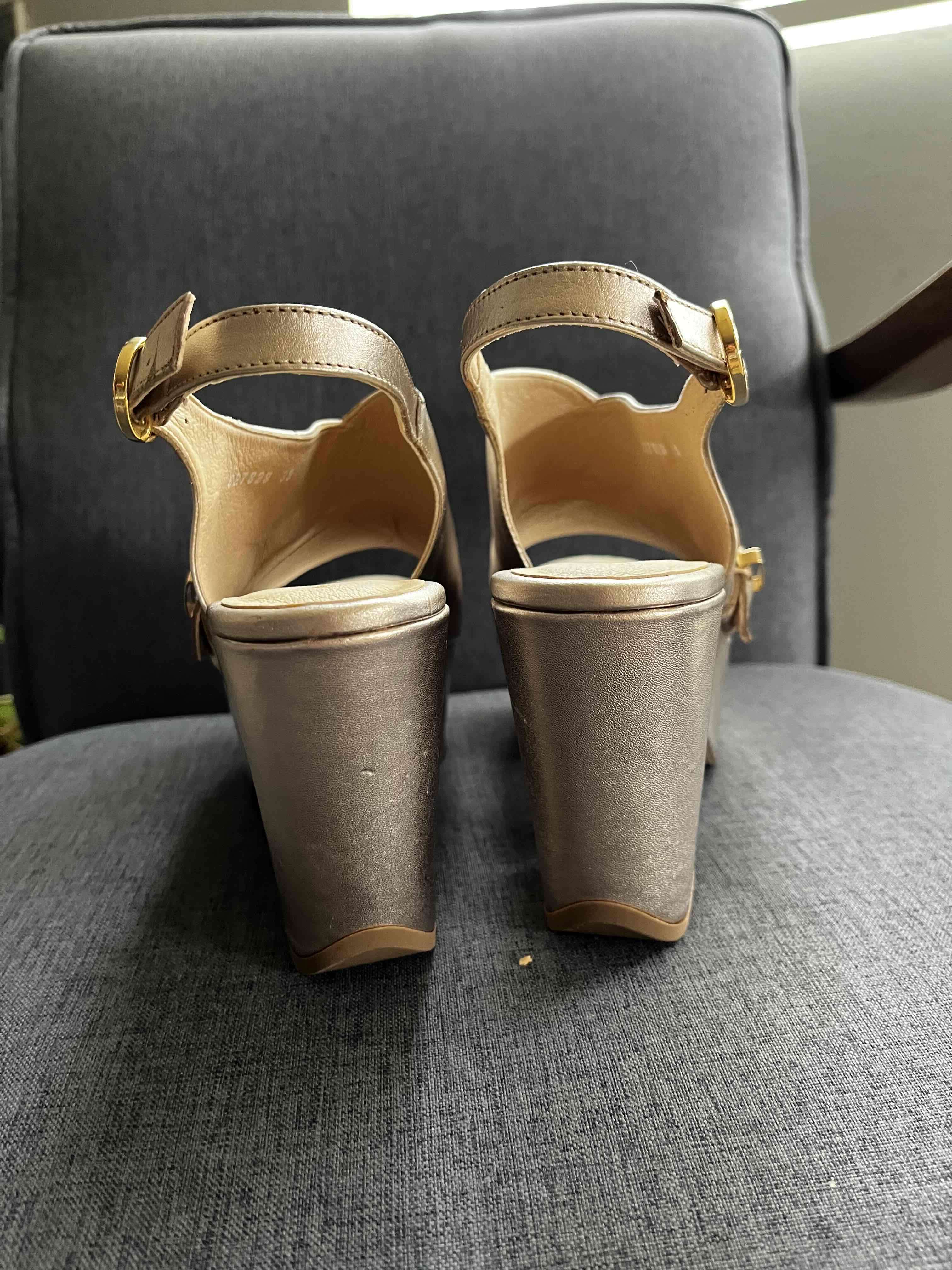 Sandalia de plataforma dorada - miniatura 4