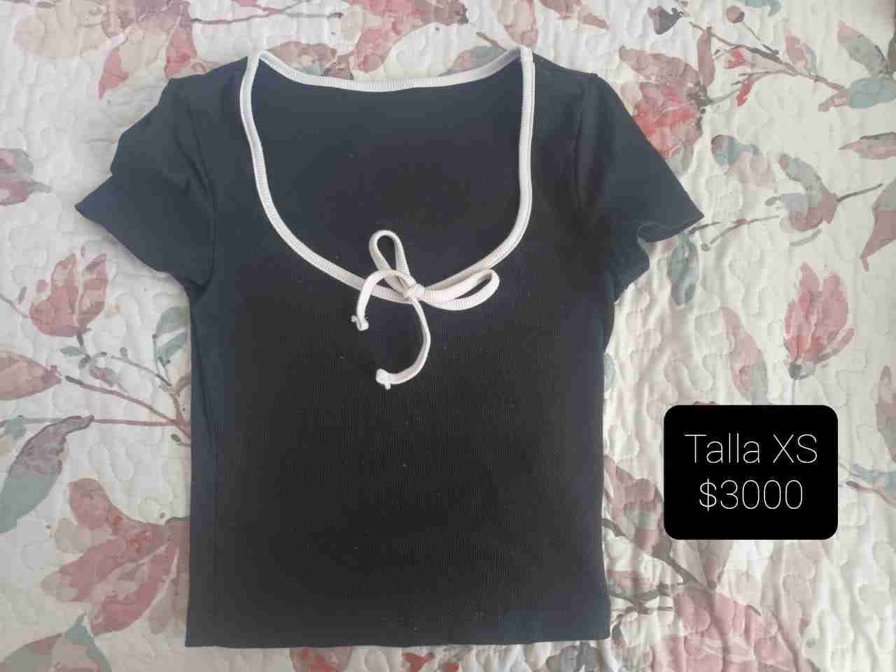 Polera negra con borde blanco